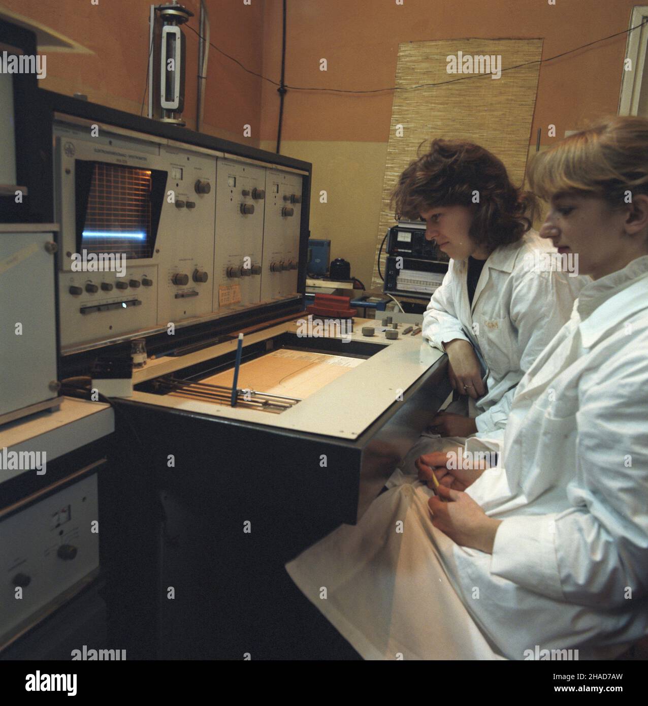 Kraków 10.1988. Uniwersytet Jagielloñski. Instytut Fizyki im. Mariana Smoluchowskiego na Wydziale Matematyki Fizyki i Informatyki UJ. js  PAP/Jerzy Ochoñski         Cracow October 1988. The Jagiellonian University. The Marian Smoluchowski Physics Institute at the Matemathics, Physics and IT Department.   js  PAP/Jerzy Ochonski Stock Photo