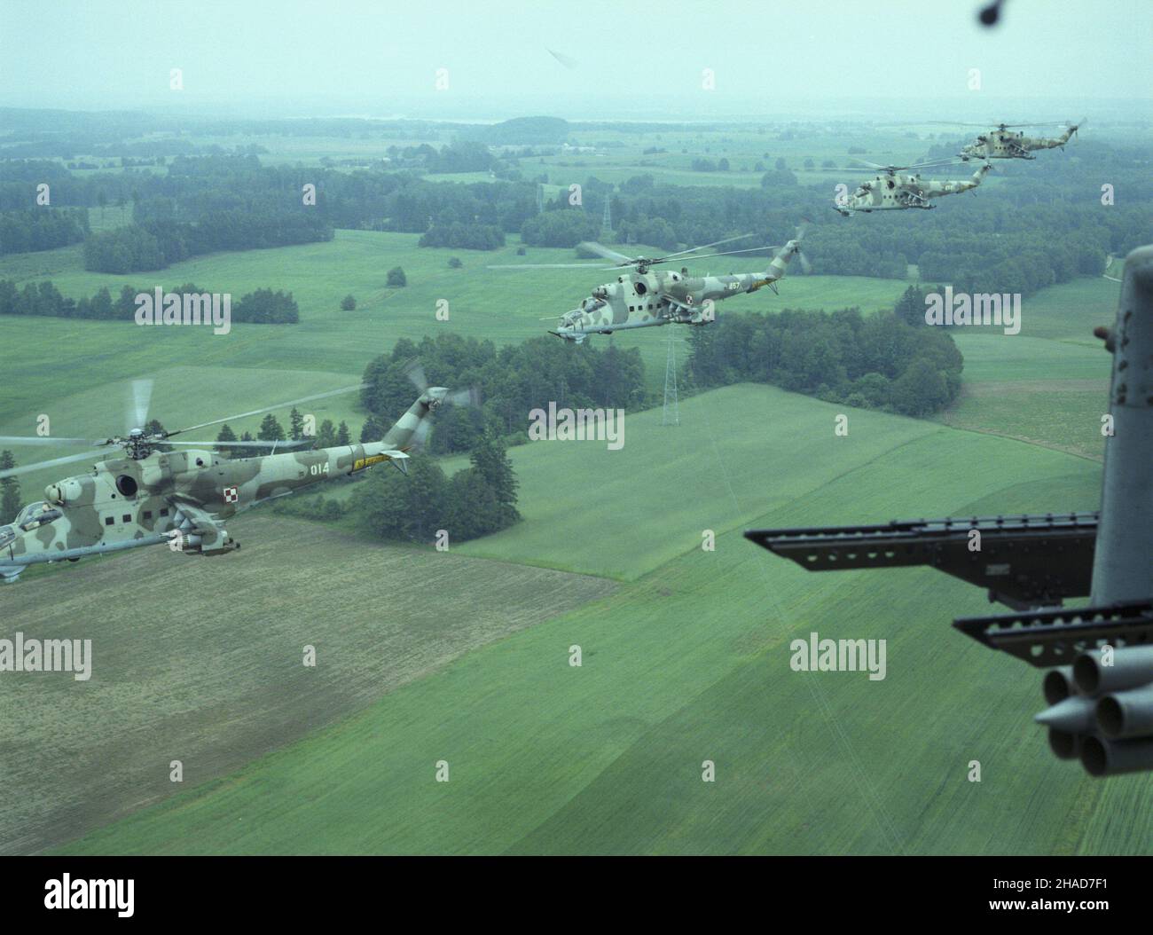 Drawsko Pomorskie 11.1988. Poligon Drawski. Manewry Zjednoczonych Si³  Zbrojnych - Wojsk Uk³adu Warszawskiego Tarcza'88. Nz. œmig³owce bojowe  Mi-24 produkowane w Zwi¹zku Radzieckim, w uzbrojeniu armii polskiej. js  PAP/Jan Bogacz Ireneusz Sobieszczuk ...