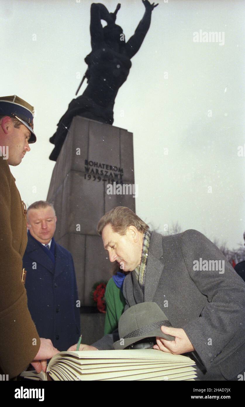 Warszawa 12.1988. Oficjalna wizyta I sekretarza Wêgierskiej Socjalistycznej Partii Robotniczej (WSPR) Mihaly Jasso. Z³o¿enie ho³du pod pomnikiem Bohaterom Warszawy 1939-1945 (Nike). Nz. sekretarz Jasso (P) sk³ada podpis w ksiêdze pami¹tkowej, z lewej I sekretarz Komitetu Wojewódzkiego PZPR w Warszawie (KW PZPR) Janusz Kubasiewicz. js  PAP/Grzegorz Rogiñski    Dok³adny dzieñ wydarzenia nieustalony.         Warsaw December 1988. Hungarian Socialist Workers' Party leader Mihaly Jasso pays an official visit to Poland. Jasso pays tribute to the 1939-1945 Warsaw Heroes at the Monument to their Memor Stock Photo