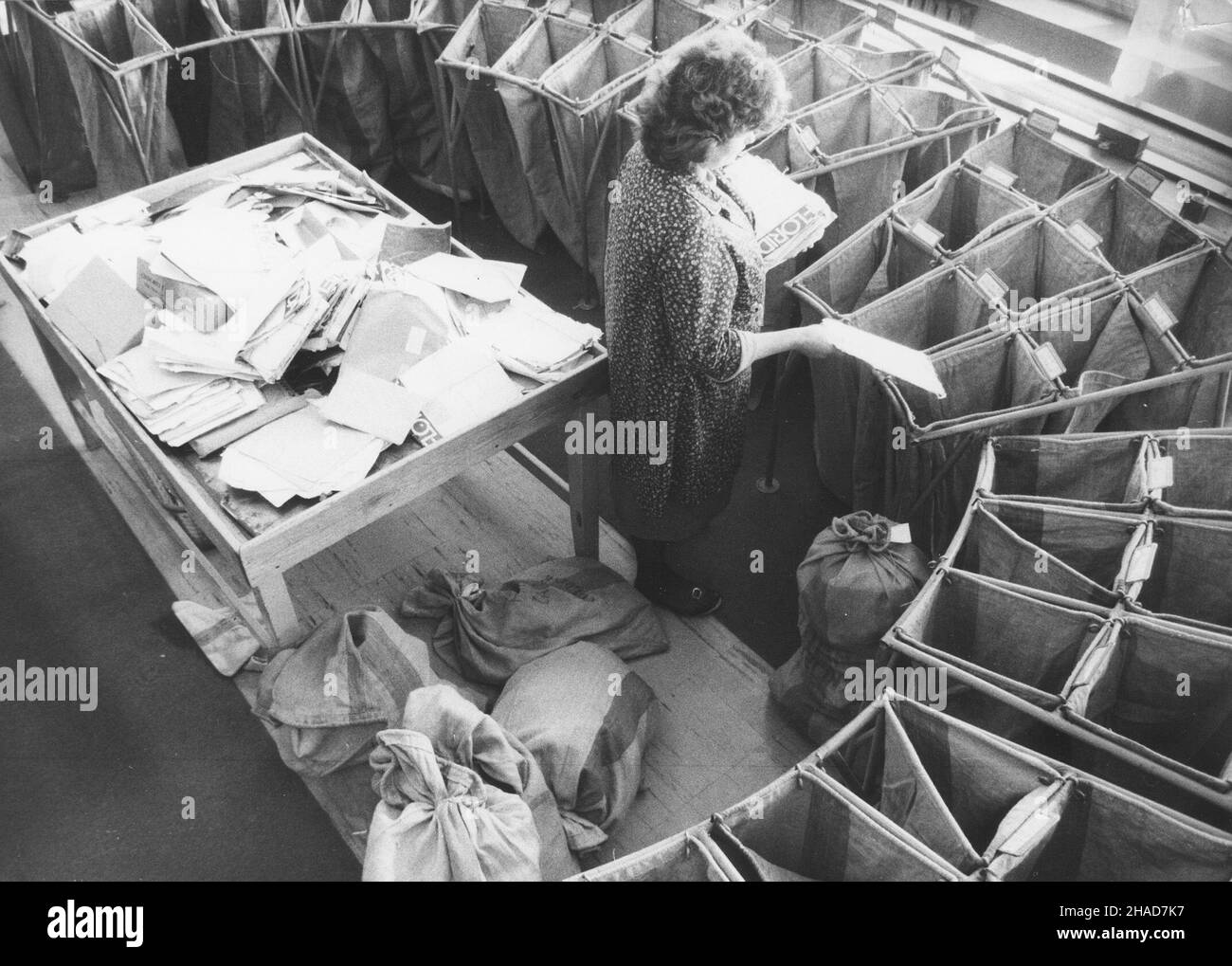 Lublin 1989. Urz¹d Poczty Polskiej. Sortowanie listów. soa PAP/Miros³aw Trembecki Dok³adny miesi¹c i dzieñ nieznane. Stock Photo