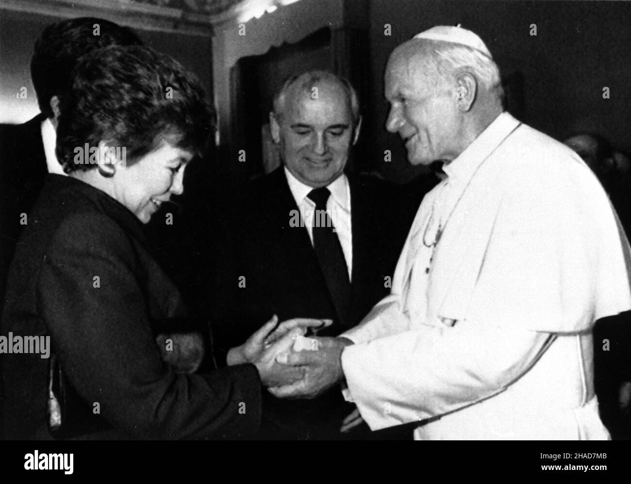 Watykan 1989. Papie¿ Jan Pawe³ II wita prezydenta ZSRR Michai³a Gorbaczowa i jego ¿onê Raisê. /bpt/  PAP/CAF-archiwum Stock Photo