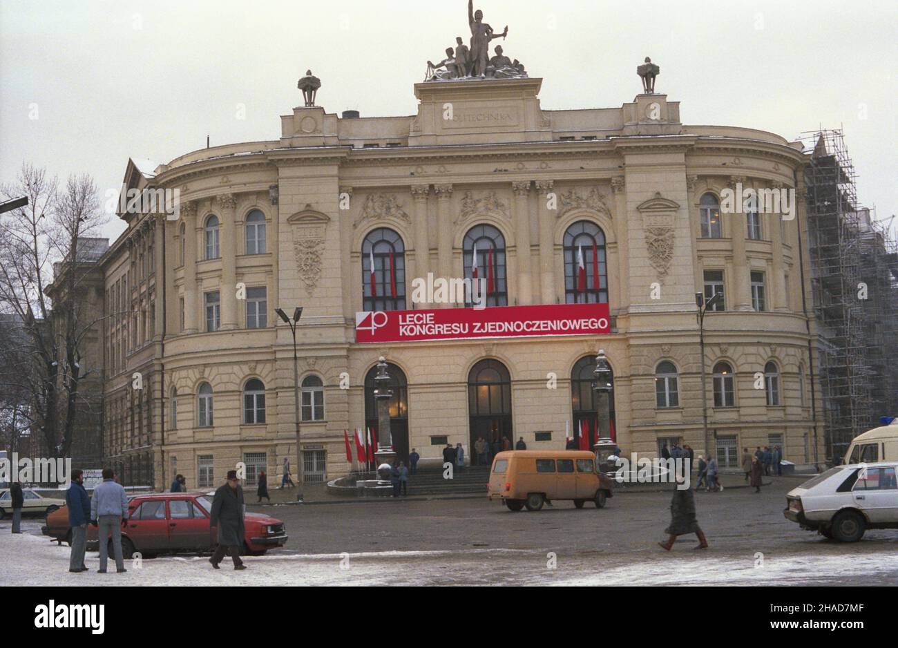 Warszawa 15.12.1988. 40. rocznica Kongresu Zjednoczeniowego PZPR (Polskiej Zjednoczonej Partii Robotniczej), po³¹czenia PPR (Polskiej Partii Robotniczej) z PPS (Polsk¹ Parti¹ Socjalistyczn¹). Uroczystoœci w gmachu Politechniki Warszawskiej przy placu Jednoœci Robotniczej, gdzie w dniach 15–21 grudnia 1948 roku odbywa³ siê Kongres.  js  PAP/Tomasz Pra¿mowski         Warsaw 15 December 1988. The 40th anniversary of the UnificationCongress of the PZPR (Polish United Workers' party that was set up on December 15-21, 1948 as a result of a merger between the Polish Workers' Party (PPR) and the the P Stock Photo