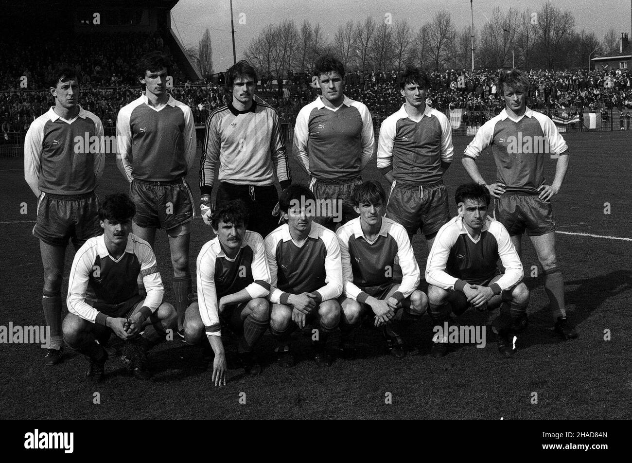 Chorzów, 04.03.1989. Pó³fina³ Pucharu Polski. Mecz Ruch Chorzów - Jagiellonia Bia³ystok. Dru¿yna Ruchu. Nz. I rz¹d od lewej: Krzysztof Warzycha , Ryszard Nowak ,  Waldemar Fornalik , Dariusz Fornalak , Mieczys³aw Szewczyk II rz¹d stoj¹ od lewej:  Krystian Szuster , Dariusz Gêsior, Ryszard Ko³odziejczyk, Waldemar Waleszczyk , nieznany , Albin Wira         PAP/Stanis³aw Jakubowski Stock Photo