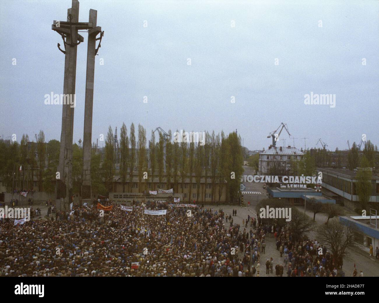 Gdañsk 04.1989. Manifestacja Pamiêci Ofiar Katynia pod pomnikiem Poleg³ych Stoczniowców 1970, na placu przed Stoczni¹ Gdañsk¹ im. Lenina. ka  PAP/Janusz Uklejewski    Dok³adny dzieñ wydarzenia nieustalony.         Gdansk, April 1989. A Katyn Victims Remembrance Demonstration at the Monument to the Fallen Shipyard Workers in the square in front of the Lenin shipyard in Gdansk.  ka  PAP/Janusz Uklejewski    Event day unknown Stock Photo