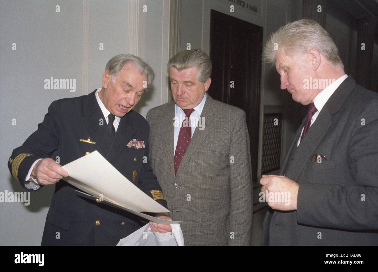 Warszawa 04.1989. Posiedzenie Sejmu IX kadencji. Nz. m.in. pose³ PZPR, zastêpca przewodnicz¹cego Rady Pañstwa Kazimierz Barcikowski (C), pose³ Edward Stanis³aw Szymañski (P). ka  PAP/Tadeusz ZagoŸdziñski    Dok³adny dzieñ wydarzenia nieustalony.         Warsaw April 1989. A Sejm (lower house of parliament) sitting. Pictured among others: Polish United Workers' Party MP, deputy head of the Council of State Kazimierz Barcikowski (C).  ka  PAP/Tadeusz Zagozdzinski    Event day unknown Stock Photo