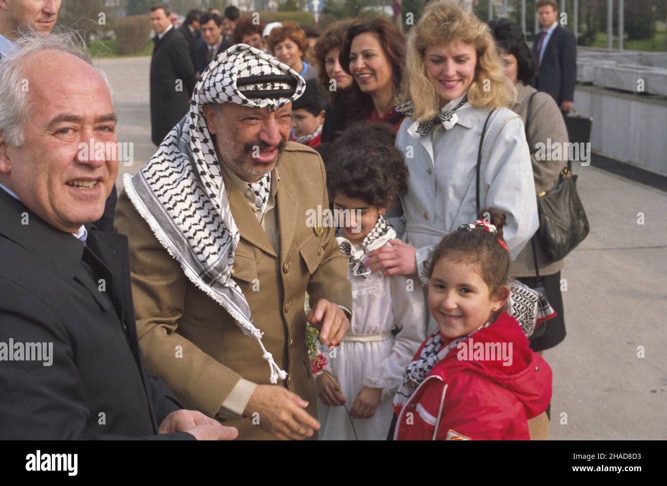 Warszawa 10.04.1989. Wizyta przywódcy Organizacji Wyzwolenia Palestyny Jasera Arafata (C) w Polsce (10-11.04.1989). Powitanie na lotnisku Okêcie. ka  PAP/Jan Bogacz         Warsaw, 10 April 1989. Chairman of the Palestine Liberation Organization Yasser Arafat (in the foreground) visits Poland (April 10-11, 1989). A welcoming ceremony at the Okecie airport.   ka  PAP/Jan Bogacz Stock Photo