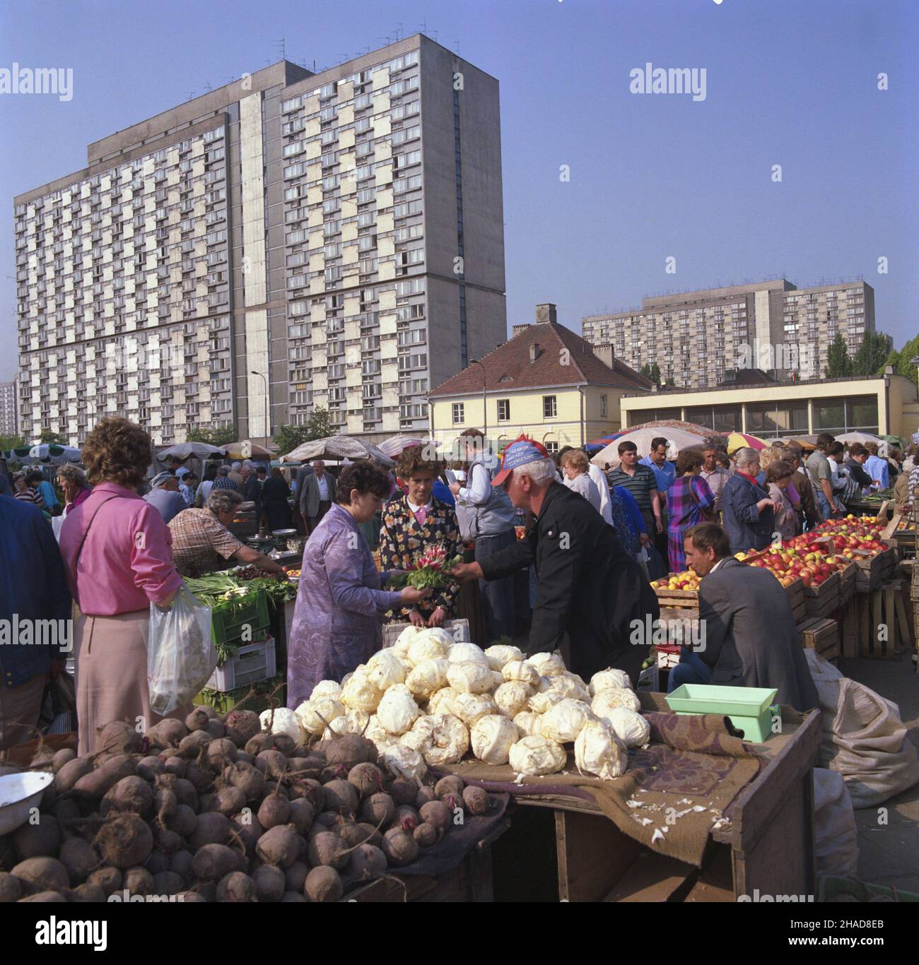 Warszawa 05.1989. Targowisko na osiedlu Za ¯elazn¹ Bram¹. ka  PAP/Ireneusz Sobieszczuk    Dok³adny dzieñ wydarzenia nieustalony.         Warsaw May 1989. The market at the Za Zelazna Brama housing settlement.  ka  PAP/Ireneusz Sobieszczuk    Exact date unknown. Stock Photo