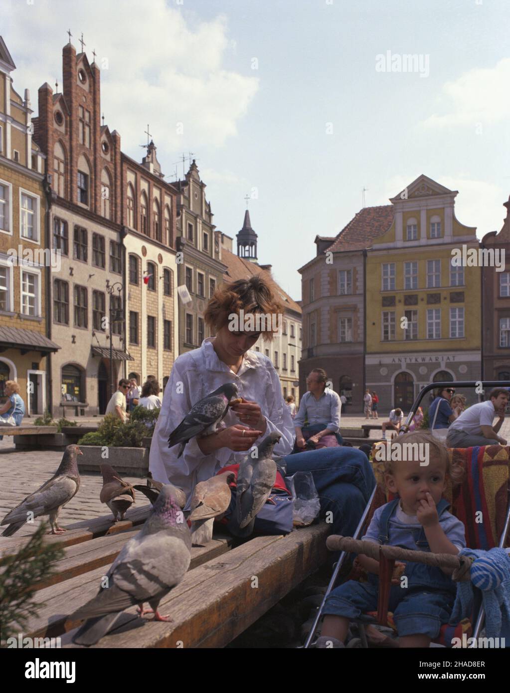 Poznañ 05.1989. Stary Rynek na Starym Mieœcie. Nz. pierzeja wschodnia rynku (L): kamienice nr 49, 50 (Kamienica pod Daszkiem lub Kamienica doktora Mikana), 51 i 52 (Kamienica Ridtowska) oraz pierzeja po³udniowa (P) kamienice nr 53 i 54 (Kamienica Ungrowska). ka  PAP/Jan Morek    Dok³adny dzieñ wydarzenia nieustalony.         Poznan May 1989. The Old Marketplace at the Old Town. Pictured: The eastern side of the marketplace (from left): No. 49 and 50 tenements (Under the Porch or Doctor Mikan tenement) No. 51 and 51 (the Ridtowska tenement); the southern side (right) No. 53 and 54 tenements (Un Stock Photo