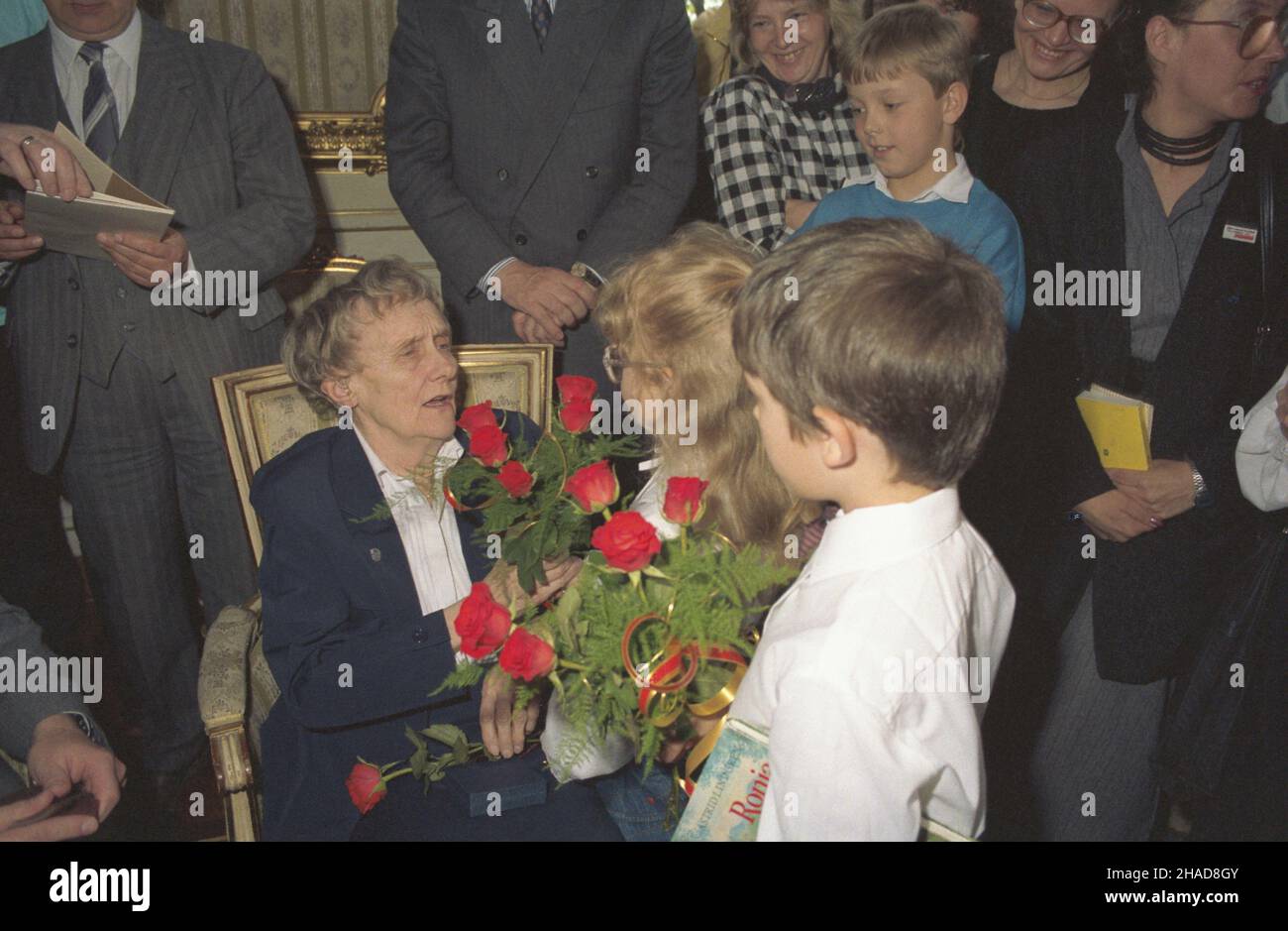 Warszawa 02.05.1989. Nadanie tytu³u doktora honoris causa Uniwersytetu Warszawskiego szwedzkiej autorce literatury dzieciêcej Astrid Lindgren. Nz. spotkanie z czytelnikami podczas uroczystoœci w Pa³acu Kazimierzowskim. ka  PAP/Jan Bogacz         Warsaw, 2 May 1989. Warsaw University confers honorary doctorate on Swedish writer of children's books Astrid Lindgren. Pictured: Astrid Lindgren meets readers during the ceremony at the Kazimierzowski Palace.   ka  PAP/Jan Bogacz Stock Photo