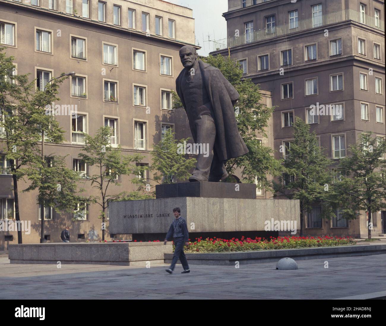 Kraków 06.1989. Pomnik W³odzimierza Lenina w alei Ró¿ w dzielnicy Nowa Huta. Monument zaprojektowany przez Mariana Koniecznego, wykonany z br¹zu. ka  PAP/Jerzy Ochoñski    Dok³adny dzieñ wydarzenia nieustalony.         Cracow June 1989. Monument to Vladimir Ilych Lenin at Roz Avenue in Nowa Huta district. The monument was designed by Marian Konieczny and made in bronze.   ka  PAP/Jerzy Ochonski    Event date unknown. Stock Photo