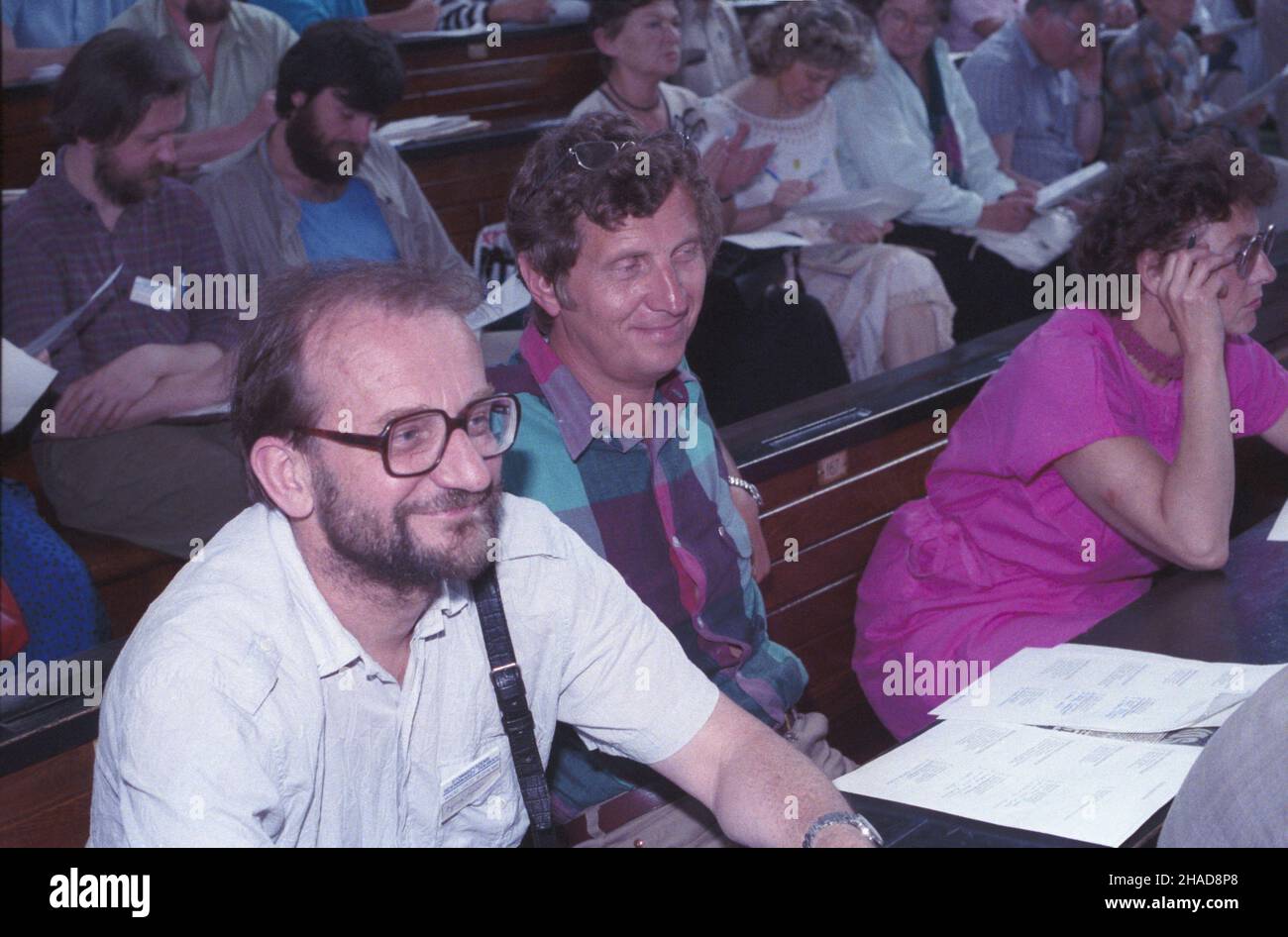Warszawa 06.1989. Walny Zjazd relegalizowanego Stowarzyszenia Dziennikarzy Polskich (26-27.06.1989) w Auditorium Maximum Uniwersytetu Warszawskiego. Na zdjêciu w pierwszym rzêdzie: fotoreporter Bogdan £opieñski (L), fotoreporter Polskiej Agencji Interpress Jan Morek (2L). ka  PAP/Jan Bogacz    Dok³adny dzieñ wydarzenia nieustalony.         Warsaw June 1989. The general congress of the re-legalised Polish Journalists' Association (SDP, 26-27 June 1989) at the Warsaw University Auditorium Maximum lecture theatre. Pictured: photo journalist of the Interpress press agency Jan Morek (1st row, centr Stock Photo