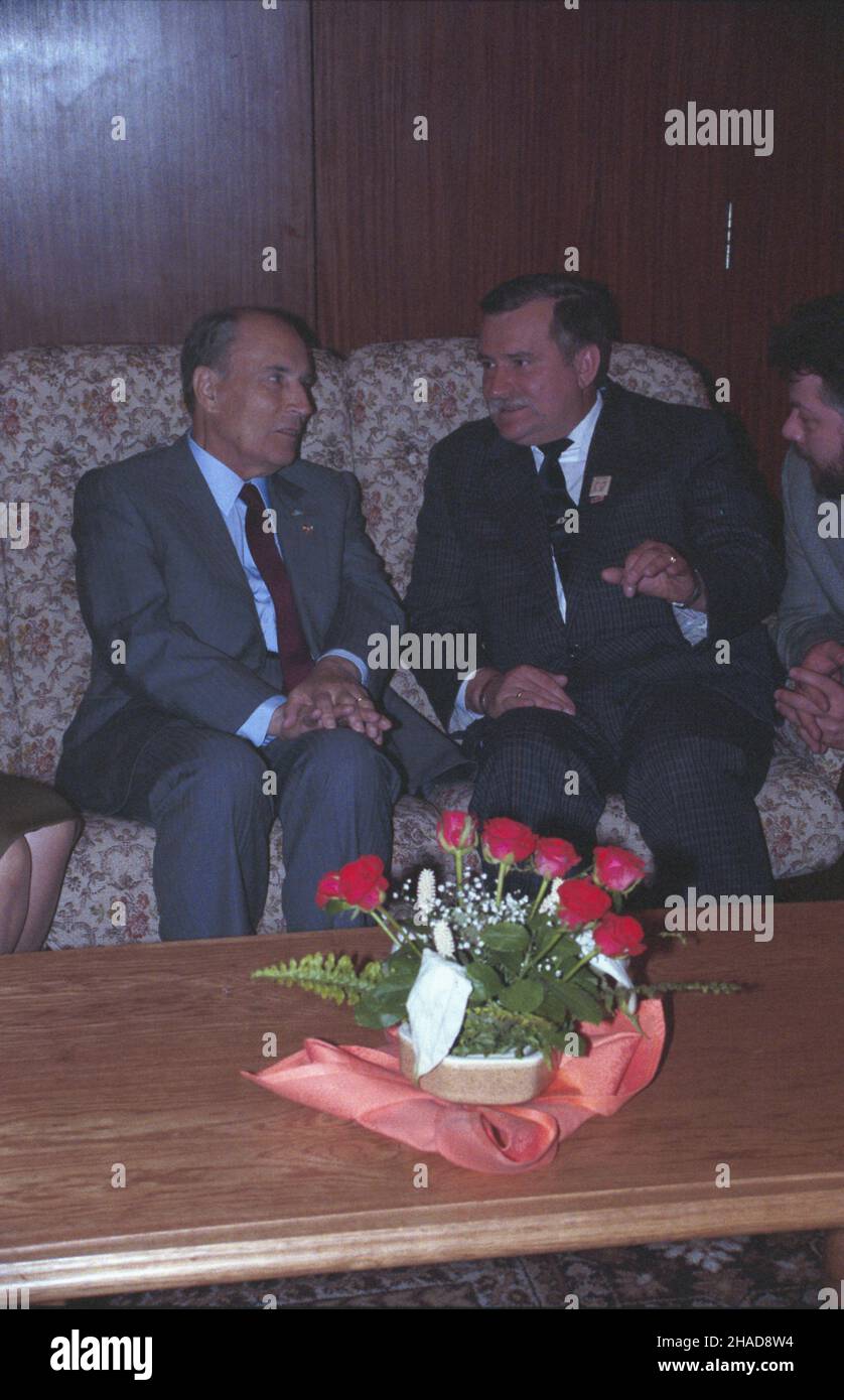 Gdañsk 15.06.1989. Wizyta prezydenta Francji Francoisa Mitterranda (L) w Polsce (14-16.06.189). Spotkanie w hotelu Heweliusz z przewodnicz¹cym Niezale¿nego Samorz¹dnego Zwi¹zku Zawodowego Solidarnoœæ Lechem Wa³ês¹. ka  PAP/Ireneusz Sobieszczuk         Gdansk 15 June 1989. French President Francois Mitterrand (left) in Poland (14-16 June 189). Meeting with leader of the Solidarity independent and self-ruling trade union Lech Walesa at the Heweliusz Hotel.   ka  PAP/Ireneusz Sobieszczuk Stock Photo