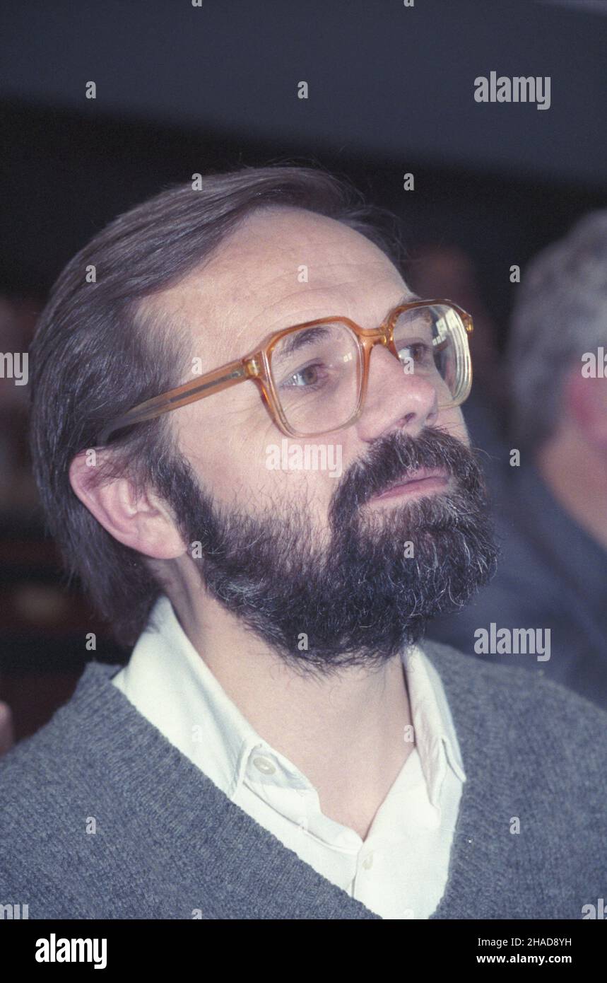 Warszawa 23.06.1989. Posiedzenie w Auditorium Maximum Uniwersytetu Warszawskiego cz³onków Komitetu Obywatelskiego Solidarnoœæ oraz nowo wybranych pos³ów i senatorów Solidarnoœci. Zainicjowano powo³anie Obywatelskiego Klubu Parlamentarnego (OKP). Nz. pose³ Ryszard Bugaj. ka  PAP/Grzegorz Rogiñski         Warsaw 23 June 1989. Members of the Solidarity Citizens' Committee and newly-elected Solidarity Sejm deputies and senators meet at the Warsaw University Auditorium Maximum. The meeting sets up the Citizens' Parliamentary Caucus (OKP). Pictured: Sejm deputy Ryszrd Bugaj.   ka  PAP/Grzegorz Rogin Stock Photo