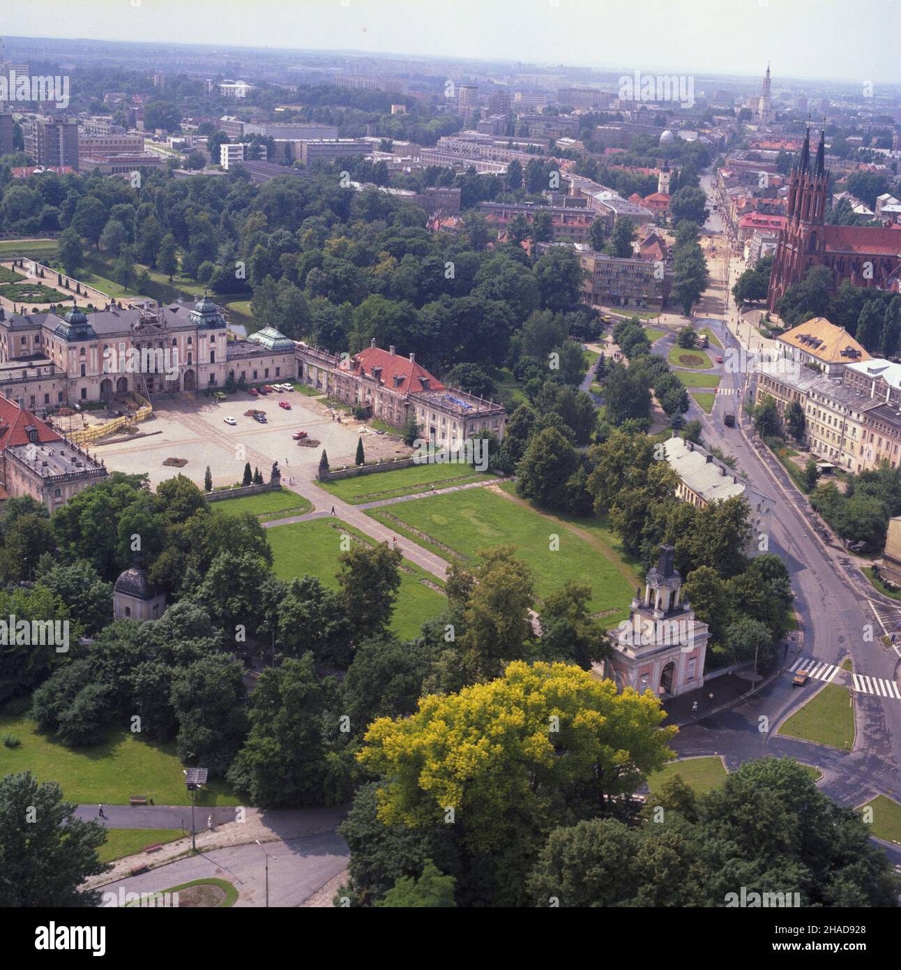 Bia³ystok 07.1989. Zespó³ pa³acowo-parkowy Branickich - póŸnobarokowa rezydencja magnacka okreœlana mianem Wersalu Pó³nocy (L). Po prawej w g³êbi bazylika pw. Wniebowziêcia Najœwiêtszej Maryi Panny. ka  PAP/Ireneusz Sobieszczuk Leszek Wróblewski    Dok³adny dzieñ wydarzenia nieustalony.         Bialystok July 1989. The Branicki palace and park complex - a late Baroque magnate residence, called the Versailles of the North (L). In the background on the right St Mary Basilica.  ka  PAP/Ireneusz Sobieszczuk Leszek Wroblewski    Event day unknown Stock Photo