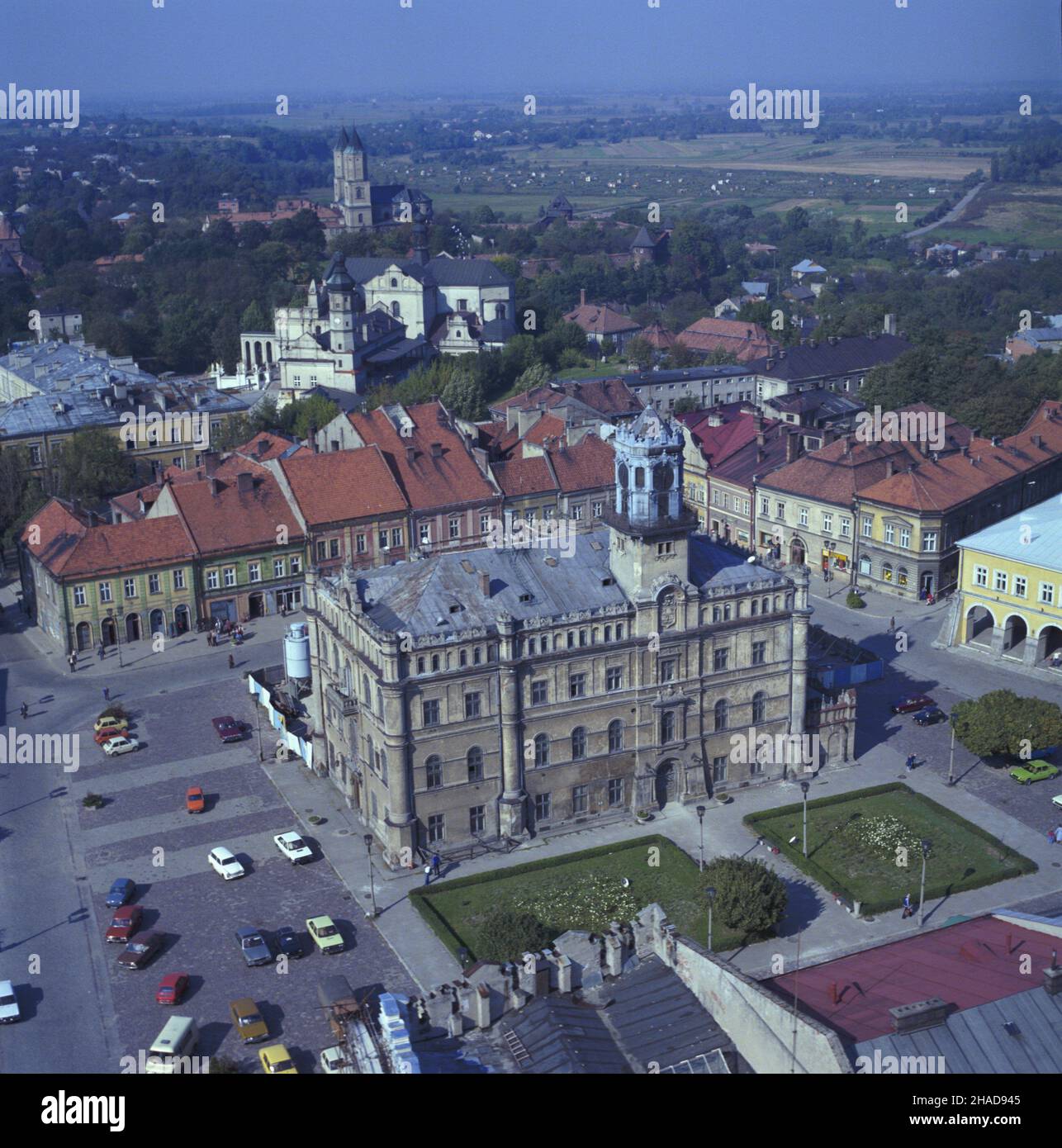 Jaros³aw 07.1989. Rynek i zabytkowy ratusz z XVII w. przebudowany w