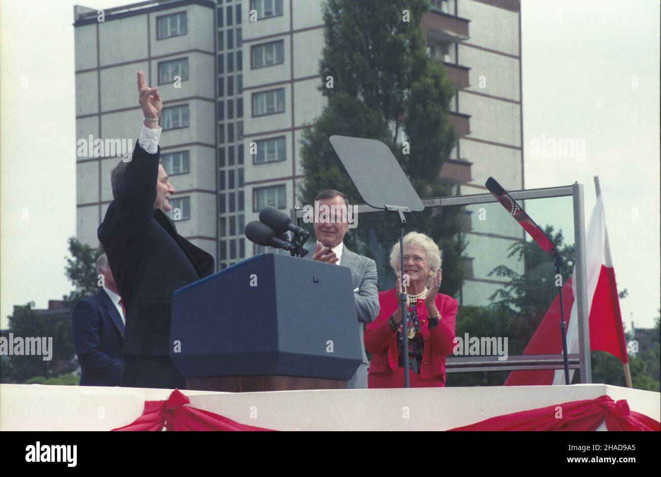 Gdañsk 11.07.1989. Wizyta prezydenta Stanów Zjednoczonych Ameryki Pó³nocnej George'a Busha w Polsce (9-11.07.1989). Nz. George Bush (2P) z ¿on¹ Barbar¹ i przewodnicz¹cy Niezale¿nego Samorz¹dnego Zwi¹zku Zawodowego Solidarnoœæ Lech Wa³êsa (L) pod pomnikiem Poleg³ych Stoczniowców 1970 na placu przed Stoczni¹ Gdañsk¹. ka  PAP/Jan Bogacz         Gdansk 11 July 1989. President of the United States of America George Bush pays a visit to Poland (9-11 July 1989). Pictured: George Bush (2nd right) with wife Barbara and leader of the Solidarity independent selfruling trad union Lech Walesa (left) at the Stock Photo