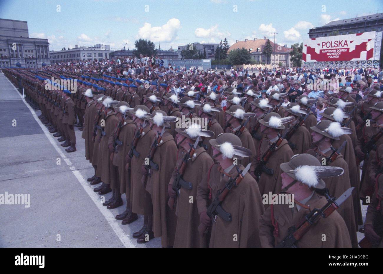 Warszawa 22.07.1989. Obchody Narodowego Œwiêta Odrodzenia Polski (Œwiêto 22 Lipca) na placu Zwyciêstwa. Defilada oraz uroczysta zmiana warty przy Grobie Nieznanego ¯o³nierza. Na pierwszym planie 21 Brygada Strzelców Podhalañskich. ka  PAP/Ireneusz Sobieszczuk         Warsaw, 22 July 1989. Poland's National Day (July 22) is celebrated by a military parade and a ceremonial changing of the guard at the Tomb of the Unknown Soldier on Zwyciestwa (Victory) Square. Pictured: the 21st Highland Rifle Brigade.  ka  PAP/Ireneusz Sobieszczuk Stock Photo