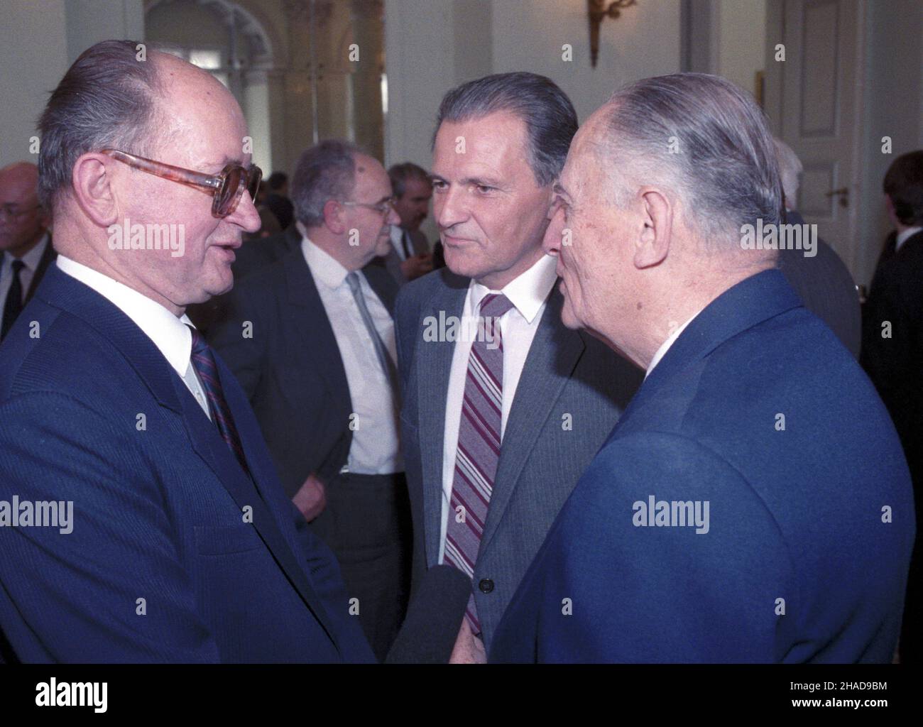 Warszawa 22.07.1989. Z okazji 45. rocznicy powstania PRL, w Narodowe Œwiêto Odrodzenia Polski, prezydent Wojciech Jaruzelski spotka³ siê z cz³onkami najwy¿szych w³adz pañstwowych, kierownictwem organizacji spo³ecznych, zawodowych oraz przedstawicielami œwiata nauki i kultury. Nz. m.in. Wojciech Jaruzelski (1L), prezes PAN prof. Jan Karol Kostrzewski (P). ka  PAP/Jan Bogacz         Warsaw 22 July 1989. The 45th anniversary of the Polish People's Republic (PRL, Poland's National Re-birth Day. President Wojciech Jaruzelski, at the Palace of the Council of Mininsters meets members of the top state Stock Photo