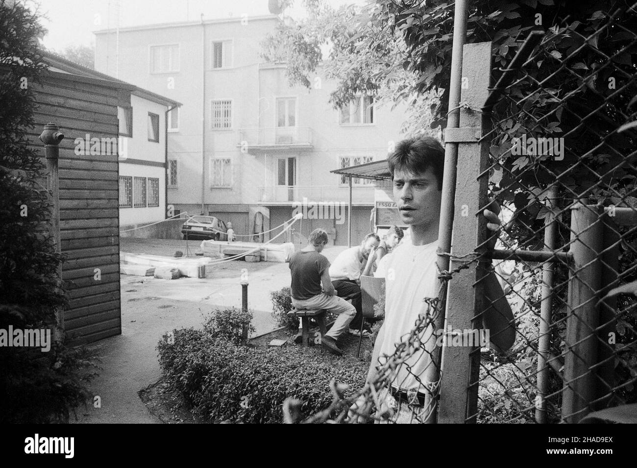 Warszawa 09.1989. Obywatele Niemieckiej Republiki Demokratycznej (NRD) przebywaj¹cy na terenie ambasady Republiki Federalnej Niemiec (RFN) w Warszawie. /bpt/  PAP/CAF - Ireneusz Radkiewicz Stock Photo