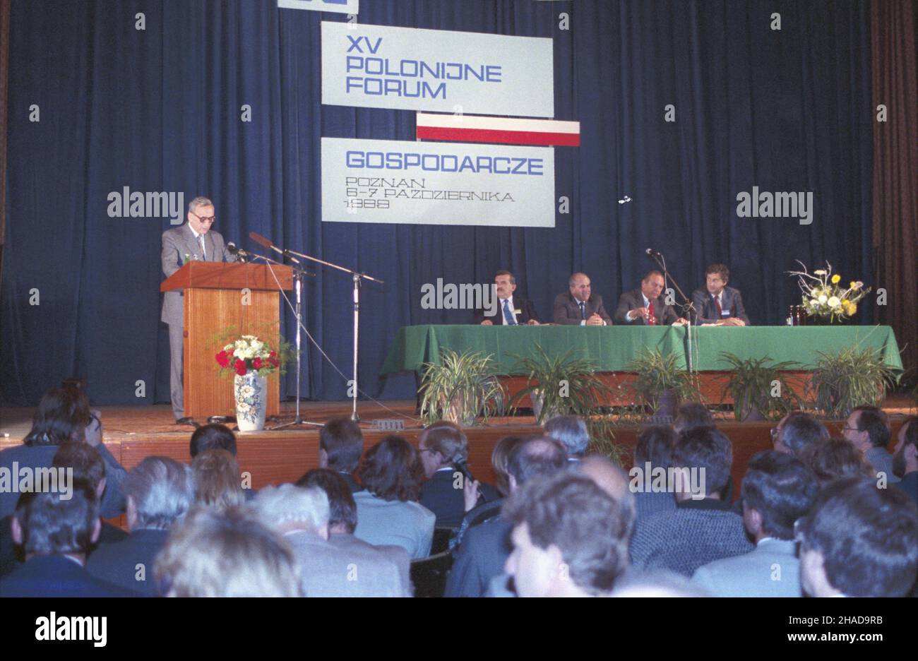 Poznañ 07.10.1989. XV Polonijne Forum Gospodarcze (6-7.10.1989). Nz. przemawia premier Tadeusz Mazowiecki. W prezydium, od lewej: Zdzis³aw Skakuj, Józef Klasa, Aleksander Sobañski, Stefan Lewandowski. ka  PAP/Ireneusz Sobieszczuk         Poznan 7 October 1989. The 15th Economic Forum of Poland's Community Abroad (October 6-7, 1989). Pictured: Prime Minister Tadeusz Mazowiecki speaking. In the presidum, from the left: Zdzislaw Skakuj, Jozef Klasa, Aleksander Sobanski, Stefan Lewandowski.  ka  PAP/Ireneusz Sobieszczuk Stock Photo