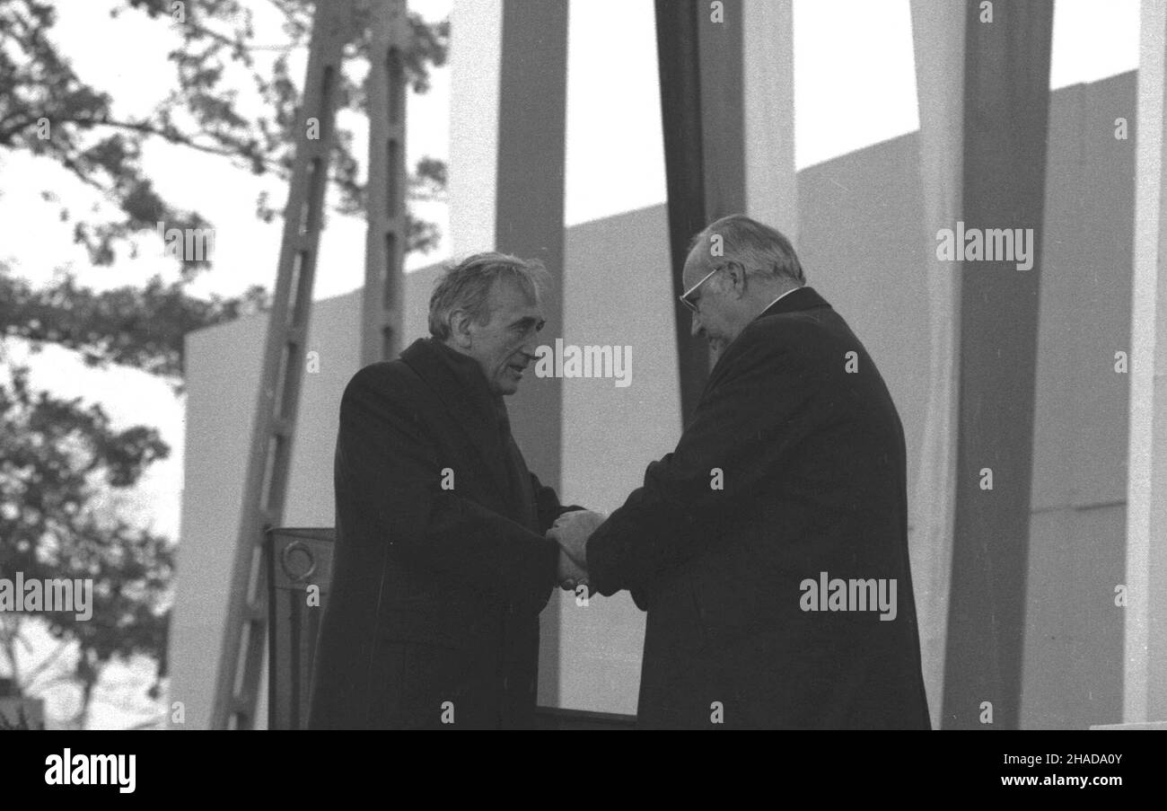 Krzy¿owa k. Œwidnicy, 1989-11-12. Premier Tadeusz Mazowiecki (L) i kanclerz Republiki Federalnej Niemiec Helmut Kohl (P) uczestnicz¹ w odprawianej po niemiecku i po polsku mszy œwiêtej (zw. msz¹ pojednania). soa PAP/CAF/Adam Hawa³ej Stock Photo
