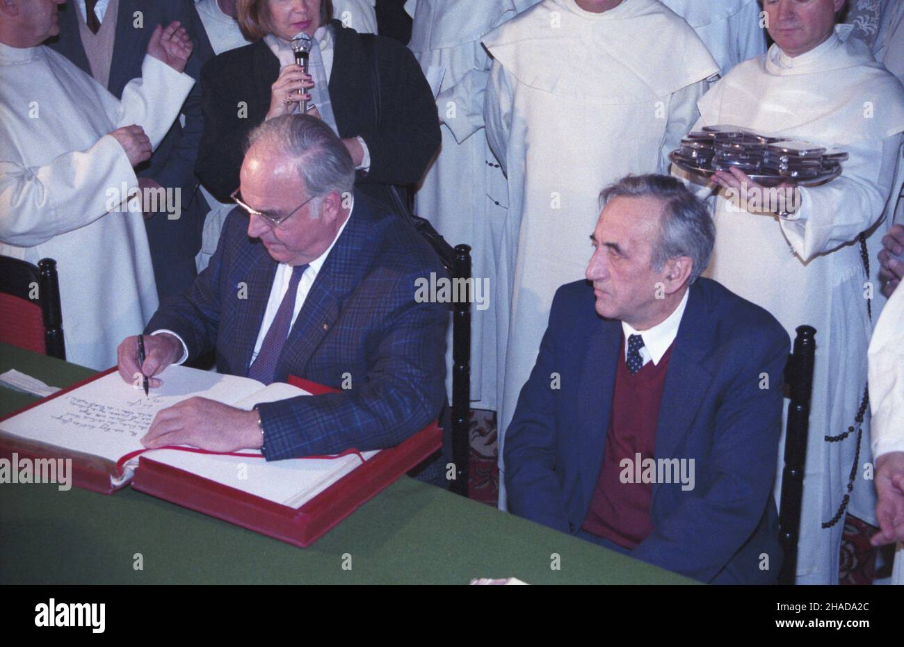 Czêstochowa 12.11.1989. Wizyta kanclerza RFN Helmuta Kohla w Polsce (9-14 listopada 1989). Nz. Helmut Kohl wpisuje siê do ksiêgi pami¹tkowej w Bibliotece Ojców Paulinów na Jasnej Górze. Obok premier Tadeusz Mazowiecki. wb  PAP/Jan Bogacz         Czestochowa, 12 November 1989. Chancellor of the Federal Republic of Germany Helmut Kohl visits Poland (November 9-14, 1989). Pictured: Helmut Kohl signs a visitors' book at the Library of the Pauline Fathers on Jasna Gora. Next to him Prime Minister Tadeusz Mazowiecki.   wb  PAP/Jan Bogacz Stock Photo