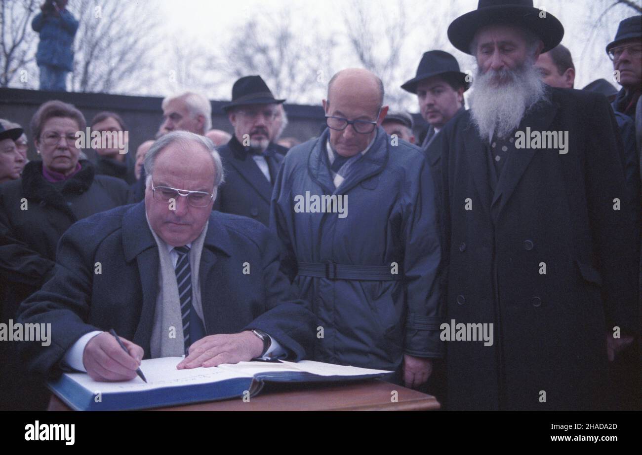 Oœwiêcim 14.11.1989. Wizyta kanclerza RFN Helmuta Kohla w Polsce (9-14 listopada 1989). Nz. Helmut Kohl na terenie by³ego niemieckiego obozu koncentracyjnego KL Auschwitz-Birkenau, wpisuje siê do ksiêgi pami¹tkowej. Obok przewodnicz¹cy Centralnej Rady ¯ydów w Niemczech Heinz Galinski (2P), naczelny rabin Polski Pinchas Menachem Joskowicz (1P). wb  PAP/Jerzy Ochoñski         Oswiecim, 14 November 1989. Chancellor of the Federal Republic of Germany Helmut Kohl visits Poland (November 9-14, 1989). Pictured: Helmut Kohl signs a visitors' book at the former Nazi death camp Auschwitz-Birkenau. Next Stock Photo
