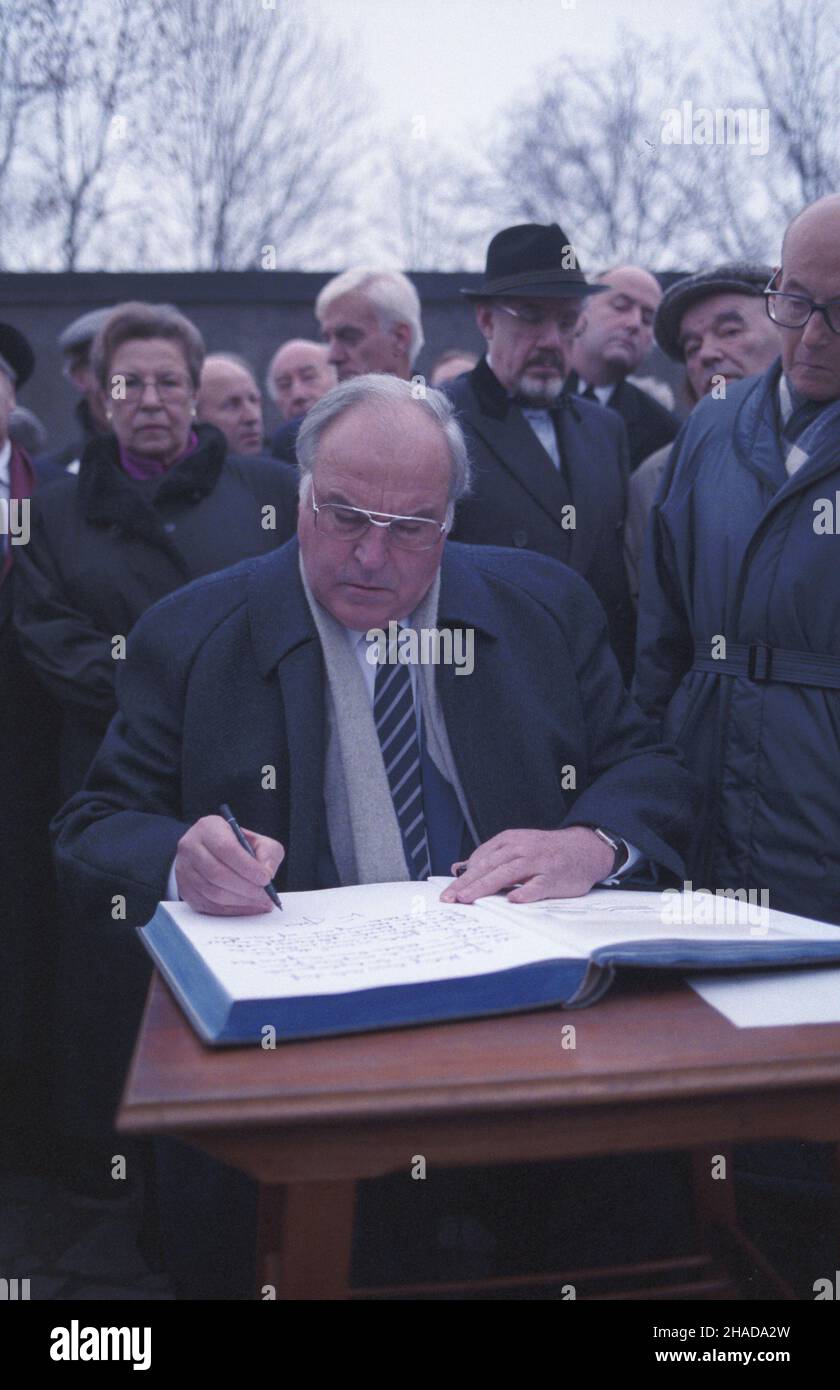 Oœwiêcim 14.11.1989. Wizyta kanclerza RFN Helmuta Kohla w Polsce (9-14 listopada 1989). Nz. Helmut Kohl na terenie by³ego niemieckiego obozu koncentracyjnego KL Auschwitz-Birkenau, wpisuje siê do ksiêgi pami¹tkowej. Obok przewodnicz¹cy Centralnej Rady ¯ydów w Niemczech Heinz Galinski (P). wb  PAP/Jerzy Ochoñski         Oswiecim, 14 November 1989. Chancellor of the Federal Republic of Germany Helmut Kohl visits Poland (November 9-14, 1989). Pictured: Helmut Kohl signs a visitors' book at the former Nazi death camp Auschwitz-Birkenau. Next to him head of the Central Jewish Council in Germany Hei Stock Photo