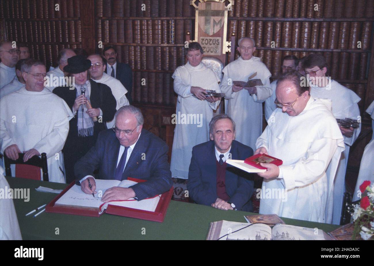 Czêstochowa 12.11.1989. Wizyta kanclerza RFN Helmuta Kohla w Polsce (9-14 listopada 1989). Nz. Helmut Kohl wpisuje siê do ksiêgi pami¹tkowej w Bibliotece Ojców Paulinów na Jasnej Górze. Obok premier Tadeusz Mazowiecki. wb  PAP/Jan Bogacz         Czestochowa, 12 November 1989. Chancellor of the Federal Republic of Germany Helmut Kohl visits Poland (November 9-14, 1989). Pictured: Helmut Kohl signs a visitors' book at the Library of the Pauline Fathers on Jasna Gora. Next to him Prime Minister Tadeusz Mazowiecki.   wb  PAP/Jan Bogacz Stock Photo
