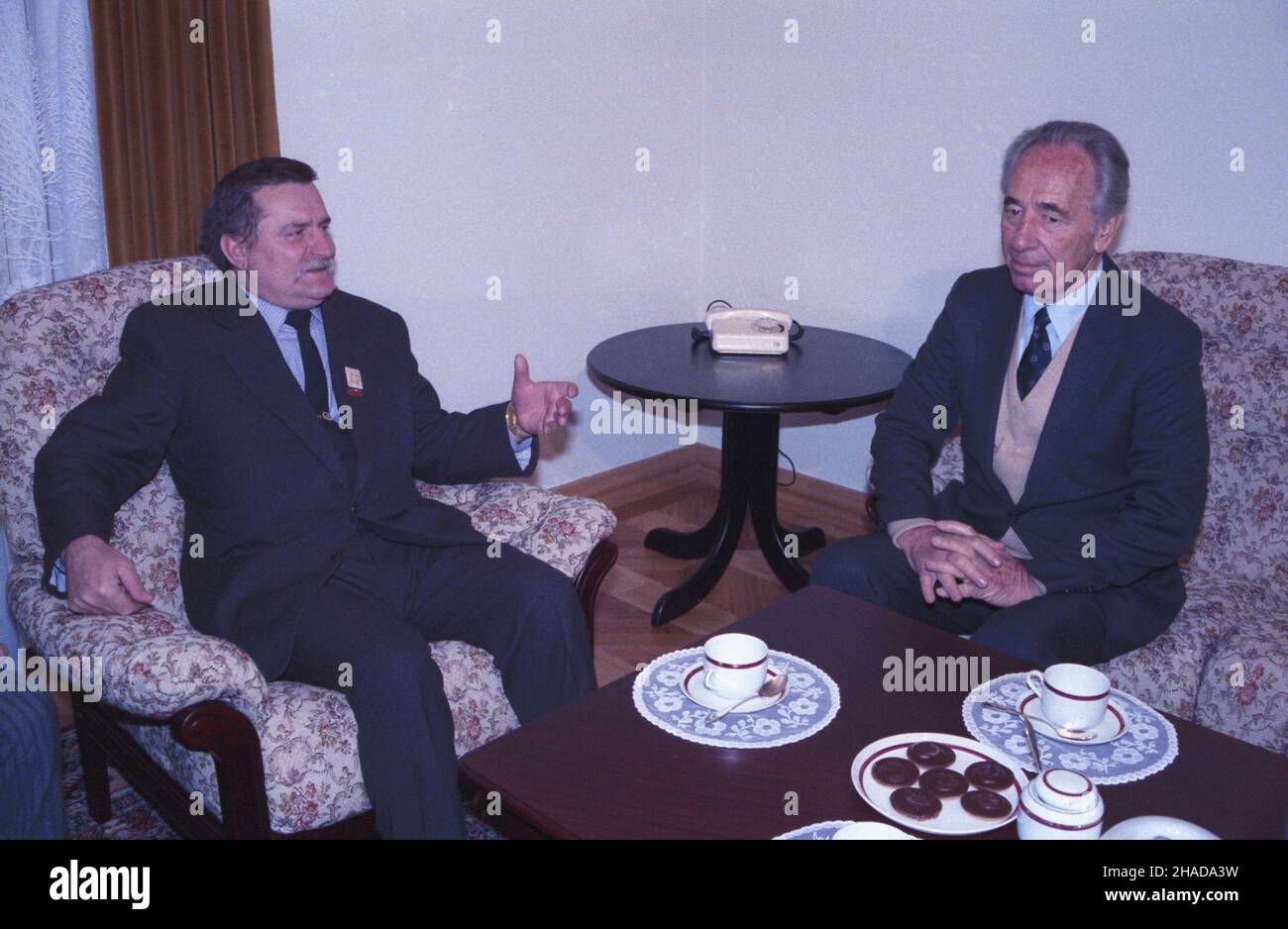 Gdañsk 29.11.1989. Wizyta izraelskiego wicepremiera i ministra finansów Szymona Peresa w Polsce (27-30 listopada 1989). Nz. spotkanie Szymona Peresa (P) z przewodnicz¹cym NSZZ Solidarnoœæ Lechem Wa³ês¹ (L). wb  PAP/Ireneusz Sobieszczuk         Gdansk, 29 November 1989. Israeli deputy Prime Minister and Finance Minister Shimon Peres pays a visit to Poland (27-30 November 1989). Pictured: Shimon Peres (R) meets Solidarity leader Lech Walesa (L).   wb  PAP/Ireneusz Sobieszczuk Stock Photo