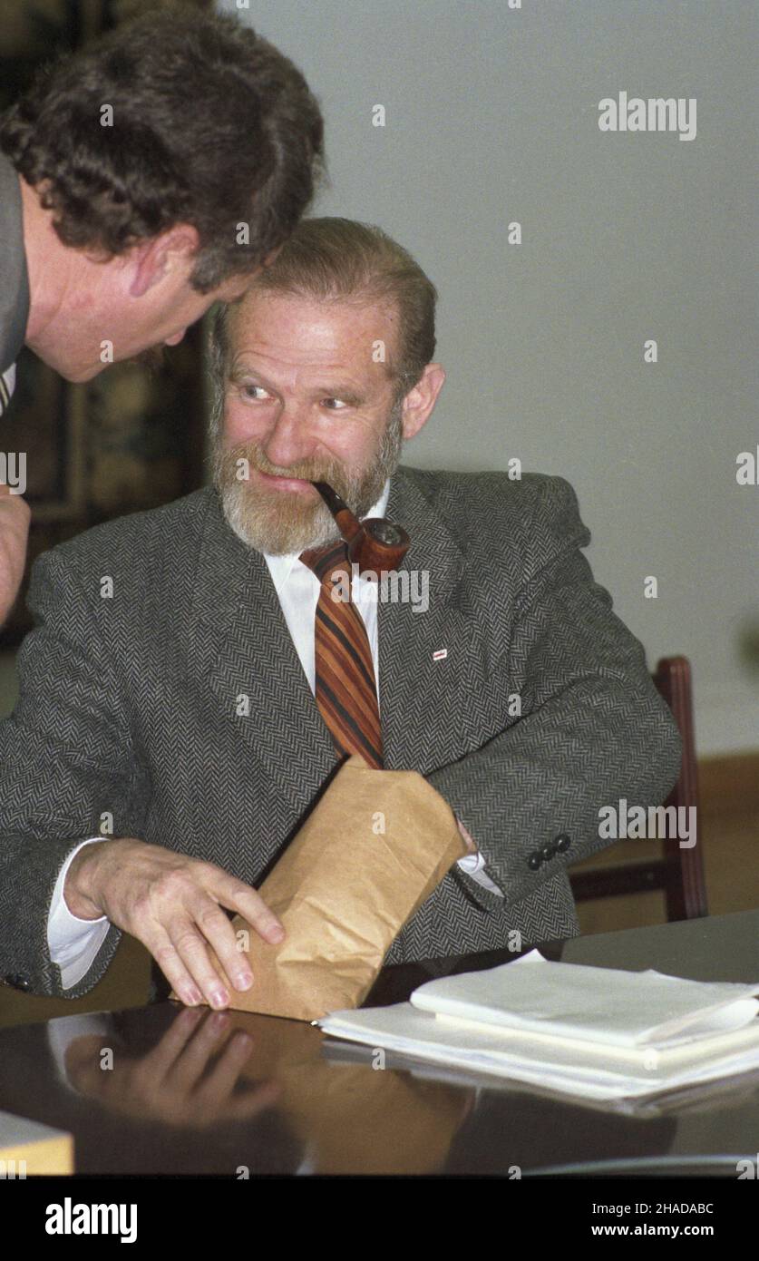 Warszawa 01.1990. Przewodnicz¹cy Obywatelskiego Klubu Parlamentarnego prof. Bronis³aw Geremek. wb  PAP/Tadeusz ZagoŸdziñski    Dok³adny dzieñ wydarzenia nieustalony.         Warszawa 01.1990. Przewodnicz¹cy Obywatelskiego Klubu Parlamentarnego prof. Bronis³aw Geremek.  wb  PAP/Tadeusz ZagoŸdziñski    Dok³adny dzieñ wydarzenia nieustalony. Stock Photo