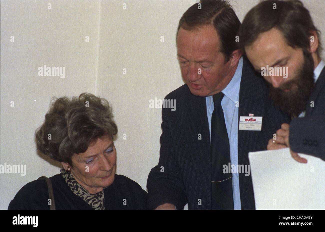 Warszawa 01.1990. Sejm kontraktowy. Nz. od lewej: wicemarsza³ek Sejmu z ramienia Obywatelskiego Klubu Parlamentarnego Olga Krzy¿anowska, senator Edward Wende, pose³ Juliusz Braun. wb  PAP/Tadeusz ZagoŸdziñski    Dok³adny dzieñ wydarzenia nieustalony.         Warsaw, Janaury 1990. The contract Sejm. Pictured from the left: deputy Sejm Speaker from the Civic Parliamentary Caucus Olga Krzyzanowska, senator Edward Wende, deputy Juliusz Braun.  wb  PAP/Tadeusz Zagozdzinski    Event day unknown Stock Photo