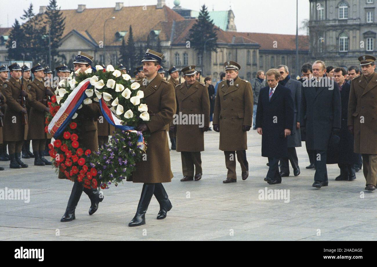 Warszawa 25.01.1990. Jednodniowa wizyta prezydenta Czechos³owacji Vaclava Havla w Polsce. Nz. plac Zwyciêstwa. Prezydent Havel (3P) sk³ada wieniec na Grobie Nieznanego ¯o³nierza. W pierwszym rzêdzie m.in. szef polskiego protoko³u dyplomatycznego Janusz Œwitkowski (2P), szef Sztabu Generalnego Wojska Polskiego genera³ dywizji Zdzis³aw Stelmaszuk (4P). msa  PAP/Zbigniew Matuszewski         Warsaw, 25 January 1990. Czechoslovak President Vaclav Havel pays a one-day visit to Poland. Pictured: President Havel (3R) lays a wreath at the Tomb of the Unknown Soldier on Zwyciestwa (Victory) Square. In f Stock Photo