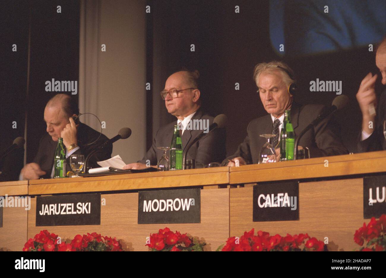 Davos 04.02.1990. Wizyta prezydenta Polski Wojciecha Jaruzelskiego w Szwajcarii. Sesja plenarna Œwiatowego Forum Gospodarczego. Nz. od lewej: kanclerz Austrii Franz Vranitzky, Wojciech Jaruzelski (przemawia), premier NRD Hans Modrow. wb  PAP/Grzegorz Rogiñski         Davos, 4 February 1990. Poland's President Wojciech Jaruzelski pays a visit to Switzerland. A plenary session of the World Economic Forum. Pictured from the left: Austria's Chancellor Franz Vranitzky, Wojciech Jaruzelski (addressing the session), Prime Minister of the German Democratic Republic Hans Modrow.  wb  PAP/Grzegorz Rogin Stock Photo