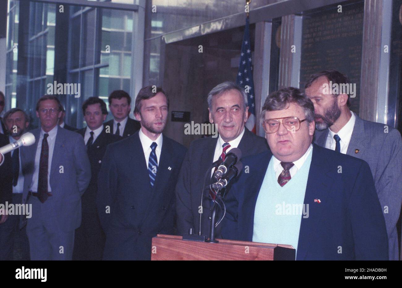 Stany Zjednoczone Ameryki Waszyngton 21.03.1990. Wizyta premiera Tadeusza Mazowieckiego (3P) w USA (20-26.03.1990). Nz. Departament Stanu USA. Spotkanie z zastêpc¹ sekretarza stanu Lawrencem Sidneyem Eagleburgerem (2P). W g³êbi m.in.: szef zespo³u doradców premiera Mazowieckiego Waldemar Kuczyñski (L), Dariusz Ledworowski (3L) z Ministerstwa Wspó³pracy Gospodarczej z Zagranic¹. msa PAP/Marek Cezary Langda The United States of America Washington 21 March 1990. Poland's Prime Minister Tadeusz Mazowiecki (3R) pays a visit to the United States (March 20-26, 1990). Pictured: US Departmen Stock Photo