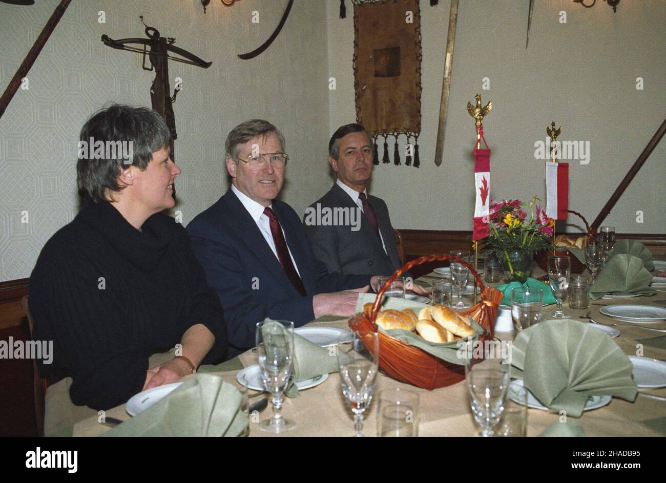 Warszawa 01.04.1990. Wizyta misji rz¹dowej Kanady pod przewodnictwem wicepremiera i ministra rolnictwa Donalda Franka Mazankowskiego (4-7 kwietnia 1990). Nz. dyrektor Biura ds. ZSRR i Europy Wschodniej MSZ Kanady Alan McLaine (P), Donald Frank Mazankowski (C) i jego ¿ona Lorraine Poleshuk (L). wb  PAP/Ireneusz Sobieszczuk  Dok³adny dzieñ wydarzenia nieustalony.         Warsaw 01 April 1990. The visit by Canadian government mission led by deputy PM and Agriculture Minister Donald Frank Mazankowski (4-7 April 1990). Pictured: director of the Canadian Foreign Ministry Bureau for USSR and Eastern Stock Photo