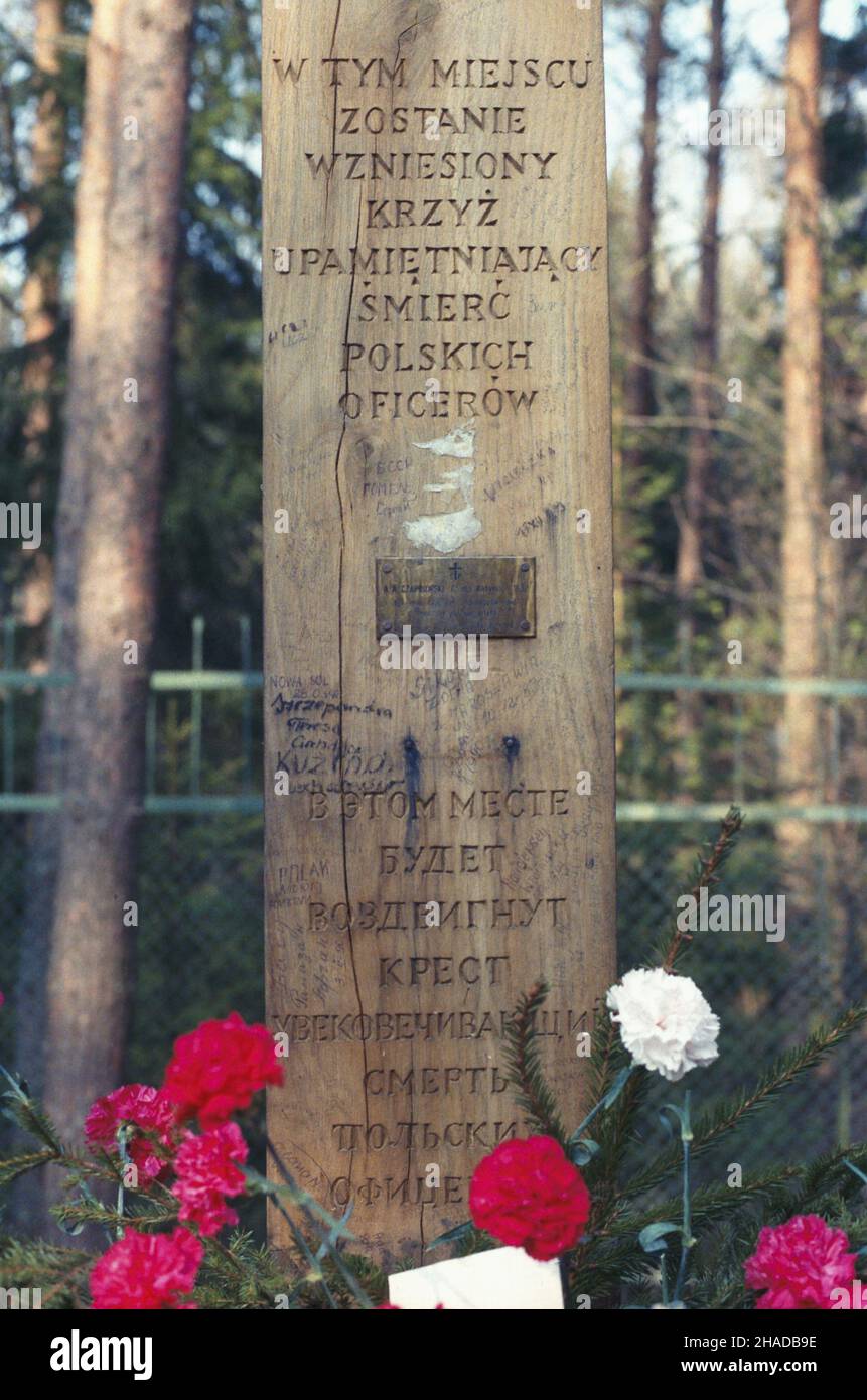 ZSRR Katyñ 04.04.1990. Obchody 50 rocznicy zbrodni katyñskiej. We wspó³pracy z Rad¹ Ochrony Pamiêci Walk i Mêczeñstwa zorganizowano pierwsz¹, ogólnopolsk¹ pielgrzymkê Rodzin Katyñskich do Katynia. Nz. fragment drewnianego krzy¿a, na miejscu którego zostanie wzniesiony krzy¿ upamiêtniaj¹cy œmieræ polskich oficerów. msa  PAP/Janusz Mazur         USSR Katyn 04 April 1990. Ceremonies marking the 50th anniversary of the Katyn crime. Poland's Katyn Families' first pilgrimage to Katyn organised in cooperation with the Council for the Protection of Struggle and Martyrdom. Pictured: a fragment of a woo Stock Photo