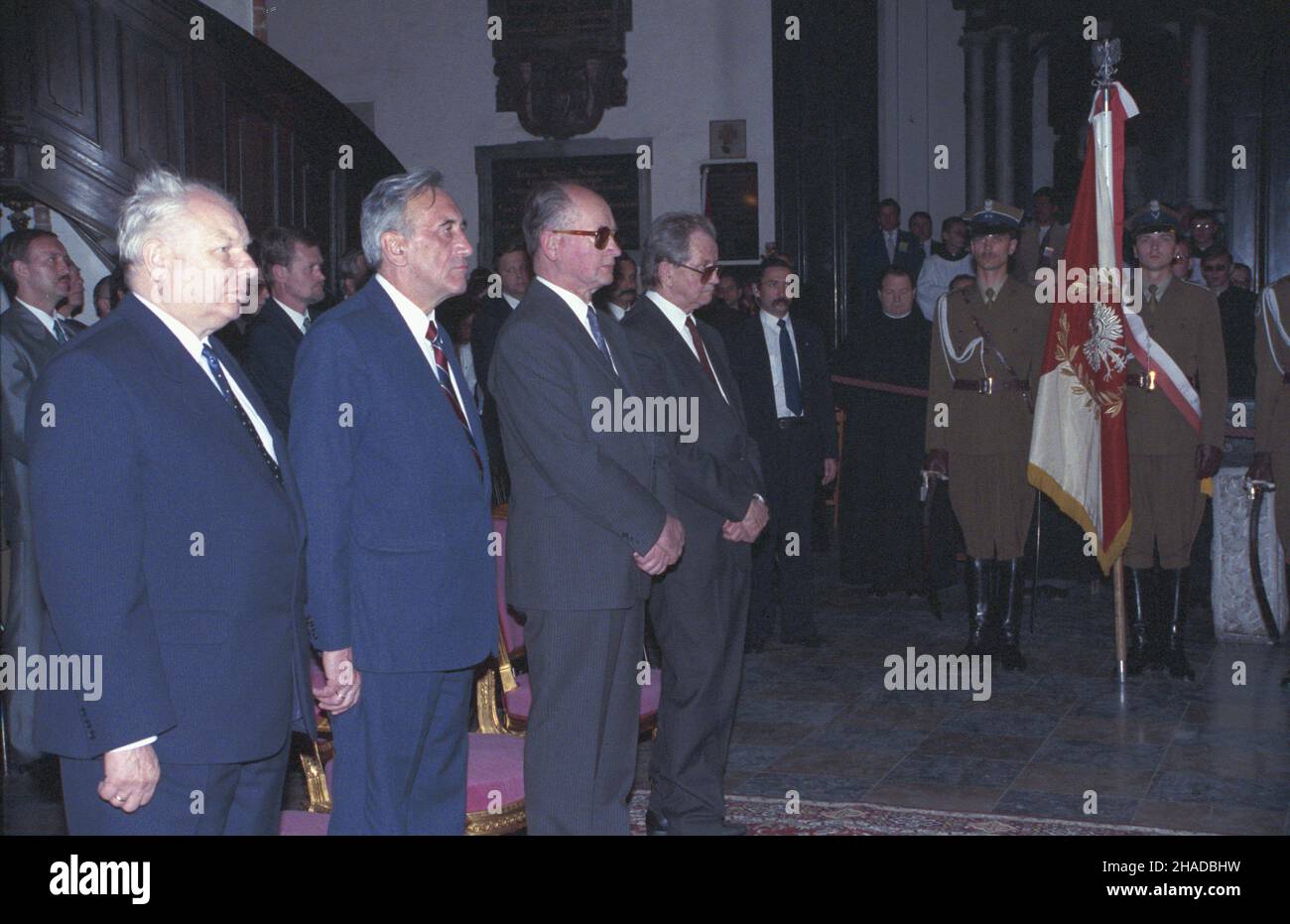 Warszawa 03.05.1990. Obchody Œwiêta Narodowego Trzeciego Maja. Msza œwiêta w bazylice archikatedralnej œw. Jana Chrzciciela. Nz. od lewej: marsza³ek Senatu Andrzej Stelmachowski, premier RP Tadeusz Mazowiecki, prezydent RP Wojciech Jaruzelski i marsza³ek Senatu Miko³aj Kozakiewicz.  wb  PAP/Ireneusz Sobieszczuk           Warsaw 03 May 1990. Ceremonies marking May 3rd - Poland's National Day. The Holy Mass at the St.John the Baptist Cathedral. Pictured from left: Senate Speaker Andrzej Stelmachowski, Poland's PM Tadeusz Mazowiecki, Poland's President Wojciech Jaruzelski and Senate Speaker Mikol Stock Photo