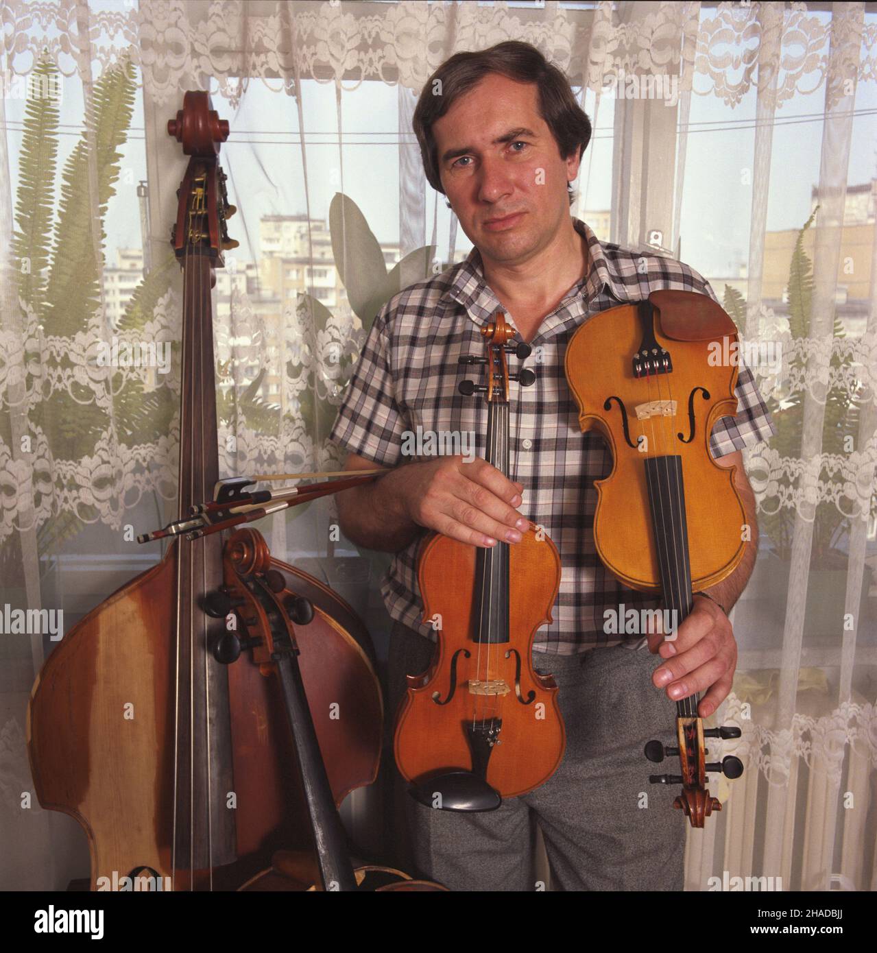 Polska 06.1990. Lutnik Jerzy Uhl. wb  PAP/Grzegorz Rogiñski    Dok³adny miesi¹c i dzieñ wydarzenia nieustalone.         Poland, June 1990. Violin-maker Jerzy Uhl.  wb  PAP/Grzegorz Roginski    Exact event date unknown. Stock Photo