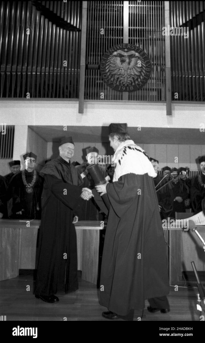 Lublin, 1990-05-24. Nadanie doktoratu honoris causa Katolickiego Uniwersytetu Lubelskiego Zbigniewowi Brzeziñskiemu. Nz. Zbigniew Brzeziñski (L) i rektor KUL-u ks. prof. Stanis³aw Wielgus (P). umr  PAP/Miros³aw Trembecki Stock Photo