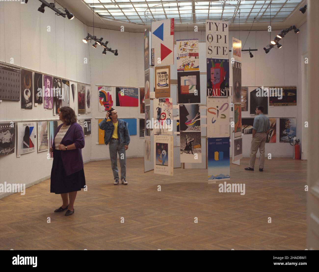 Warszawa 06.1990. Miêdzynarodowe Biennale Plakatu w Pañstwowej Galeria Sztuki Zachêta. wb  PAP/Jan Morek    Dok³adny dzieñ wydarzenia nieustalony.         Warsaw, June 1990. The International Biennial Exhibition of Posters at the Zacheta State Art Gallery.  wb  PAP/Jan Morek    Event day unknown Stock Photo