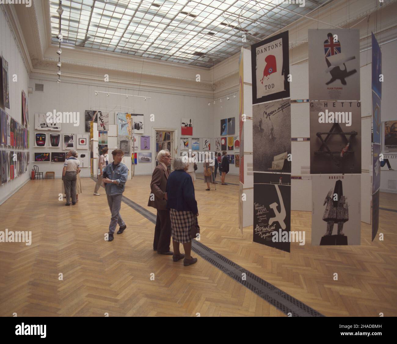 Warszawa 06.1990. Miêdzynarodowe Biennale Plakatu w Pañstwowej Galeria Sztuki Zachêta. wb  PAP/Jan Morek    Dok³adny dzieñ wydarzenia nieustalony.         Warsaw, June 1990. The International Biennial Exhibition of Posters at the Zacheta State Art Gallery.  wb  PAP/Jan Morek    Event day unknown Stock Photo