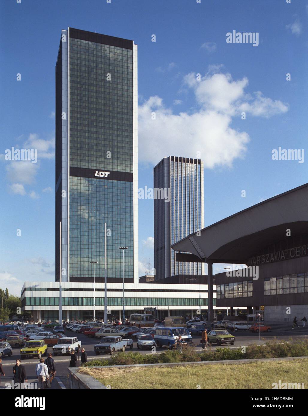 Warszawa 06.1990. Wie¿owce Hotel Mariott (L) i Intraco II. Z prawej fragment dworca Warszawa Centralna. wb  PAP/Jan Morek    Dok³adny dzieñ wydarzenia nieustalony.         Warsaw, June 1990. Skyscrapers - Hotel Mariott Hotel (L) and Intraco II. On the right a fragment of Warsaw Central Railway Station.  wb  PAP/Jan Morek    Event day unknown Stock Photo