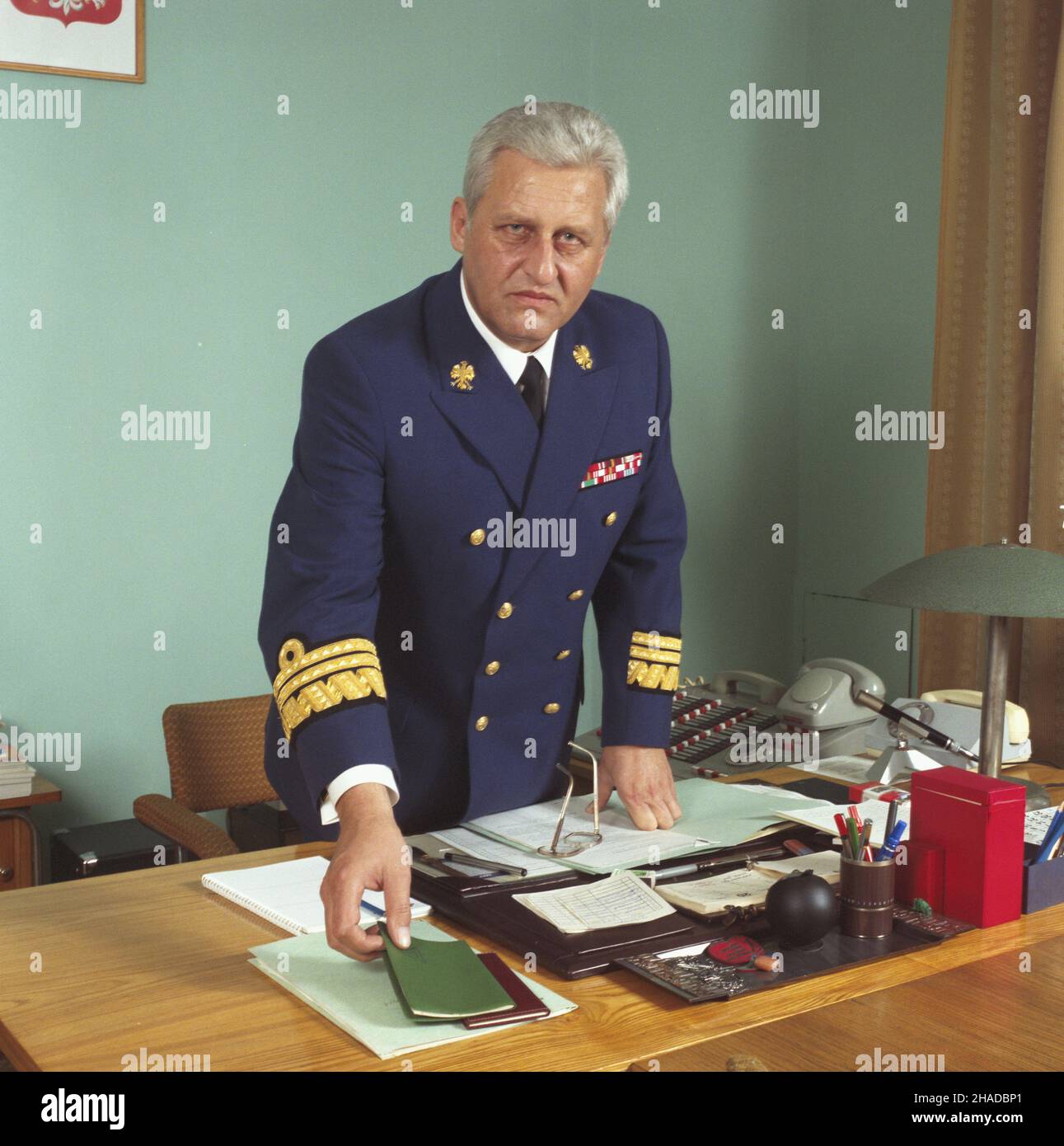 Warszawa 07.1990. Minister obrony narodowej wiceadmira³ Piotr Ko³odziejczyk. wb  PAP/Ireneusz Sobieszczuk Jan Bogacz    Dok³adny dzieñ wydarzenia nieustalony.         Warsaw, July 1990. National Defence Minister, Vice-admiral Piotr Kolodziejczyk.  wb  PAP/Ireneusz Sobieszczuk Jan Bogacz    Event day unknown. Stock Photo