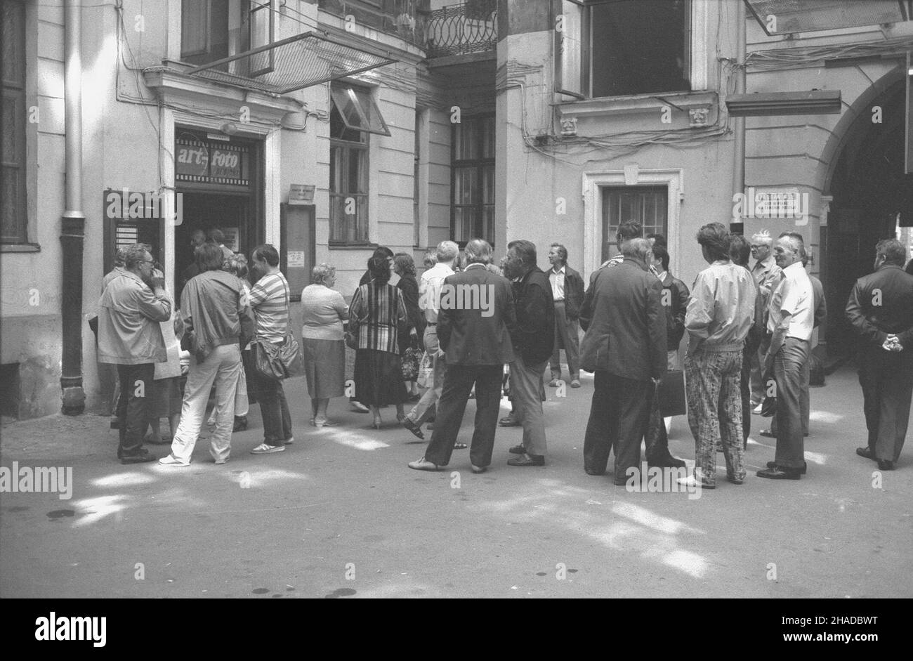 Warszawa, 1990-07-11. Klienci Bezpiecznej Kasy Oszczêdnoœci przed wejœciem. umr  PAP/Witold Rozmys³owicz Stock Photo