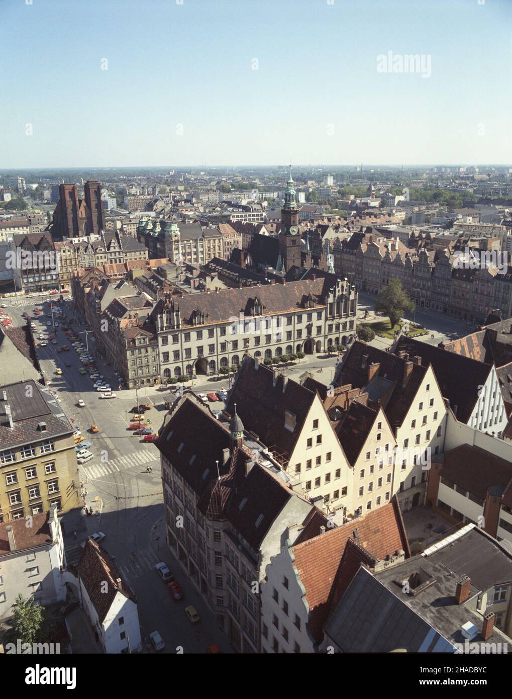 Wroc³aw 08.1990. Architektura Wroc³awia z lotu ptaka. W centrum Rynek i Nowy Ratusz - gmach administracyjny w bloku œródrynkowym, wzniesiony w latach 1860-1864 wed³ug projektu Friedricha Augusta Stuelera. Obecnie stanowi siedzibê w³adz miejskich Wroc³awia.  mw  PAP/Jan Morek    Dok³adny dzieñ wydarzenia nieustalony.         Wroclaw, August 1990. A bird's eye view of Wroclaw architecture. In the centre the Market Square and the New Town Hall - designed by Friedrich August Stueler and built in 1860-1864. At present the seat of Wroclaw municipal authorities.   mw  PAP/Jan Morek    Event day unkno Stock Photo