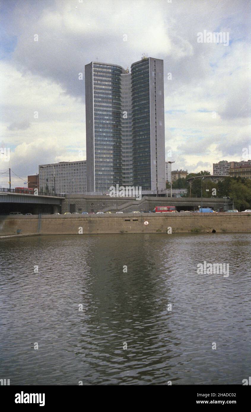 Rosja Moskwa 08.1990. Gmach Rady Wzajemnej Pomocy Gospodarczej (RWPG) przy Nowym Arbacie. Wzniesiony w 1969 r. wie¿owiec, soliter na planie trójskrzyd³owej gwiazdy z pionem komunikacyjnym w centrum. Przyk³ad modernizmu w architekturze Zwi¹zku Socjalistycznych Republik Radzieckich (ZSRR). Projektowa³ go Michai³ Posochin. mw  PAP/Jan Bogacz    Dok³adny dzieñ wydarzenia nieustalony.         Russia, Moscow, August 1990. The building of the Council for Mutual Economic Assistance on New Arabat Avenue. A sky-scraper built on a three-wing star plan in 1969. An example of modernism in the architecture Stock Photo