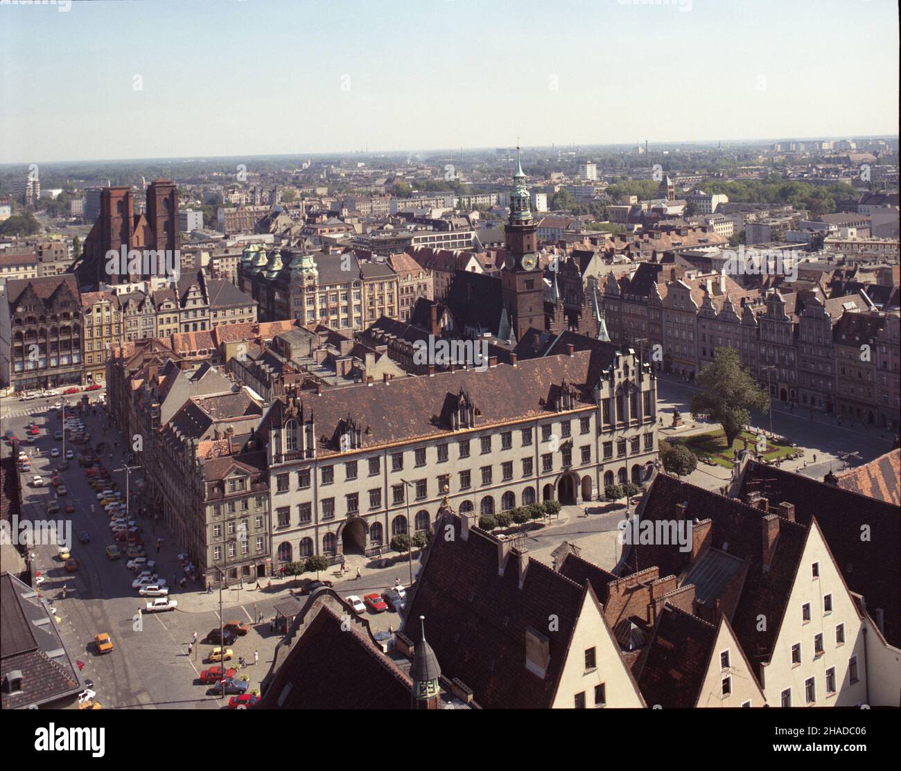 Wroc³aw 08.1990. Architektura miasta z lotu ptaka. Widok na Rynek i Nowy Ratusz - gmach administracyjny w bloku œródrynkowym, wzniesiony w latach 1860-1864 wed³ug projektu Friedricha Augusta Stuelera. Obecnie stanowi siedzibê w³adz miejskich Wroc³awia.  mw  PAP/Jan Morek    Dok³adny dzieñ wydarzenia nieustalony.         Wroclaw, August 1990. A bird's eye view of Wroclaw architecture. In the centre the Market Square and the New Town Hall - designed by Friedrich August Stueler and built in 1860-1864. At present the seat of Wroclaw municipal authorities.   mw  PAP/Jan Morek    Event day unknow Stock Photo
