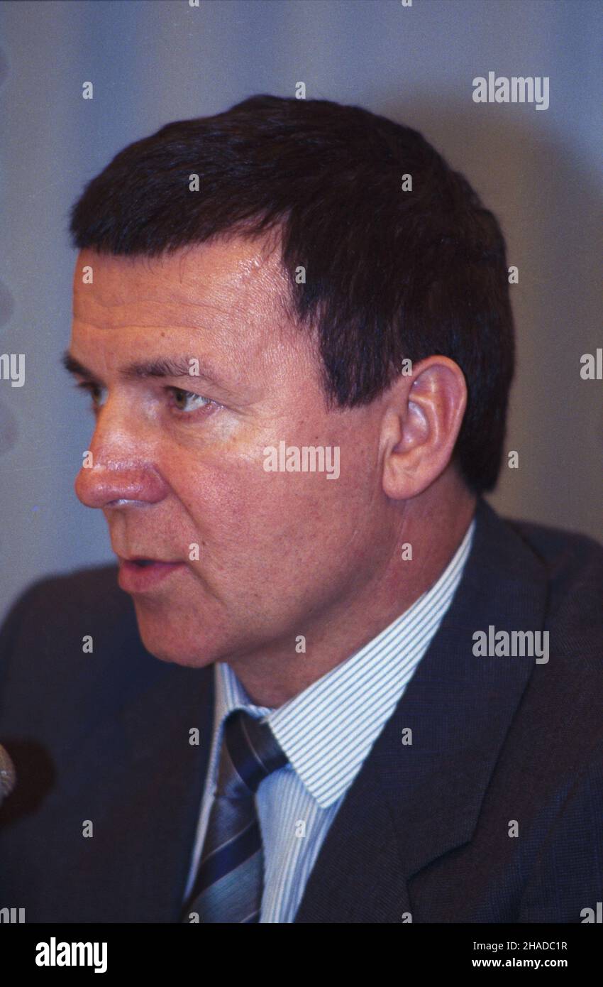 Warszawa 09.1990. Rosyjski psychiatra i psychoterapeuta, doktor nauk medycznych, hipnotyzer i bioenergoterapeuta Anatolij Michaj³owicz Kaszpirowski. Jego programy telehipnozy nadawane w Dwójce TVP bi³y rekordy popularnoœci. Nz. Anatolij Kaszpirowski na konferencji prasowej w Polskiej Agencji Interpress (PAI). mw  PAP/Jan Bogacz    Dok³adny dzieñ wydarzenia nieustalony.         Warsaw, September 1990. Russian psychiatrist and psychotherapist, hypnotist and practicioner of alternative medicine Anatoly Kashpirovsky. His TV hypnosis programme shown on Chanel 2 of the Polish Television enjoyed grea Stock Photo