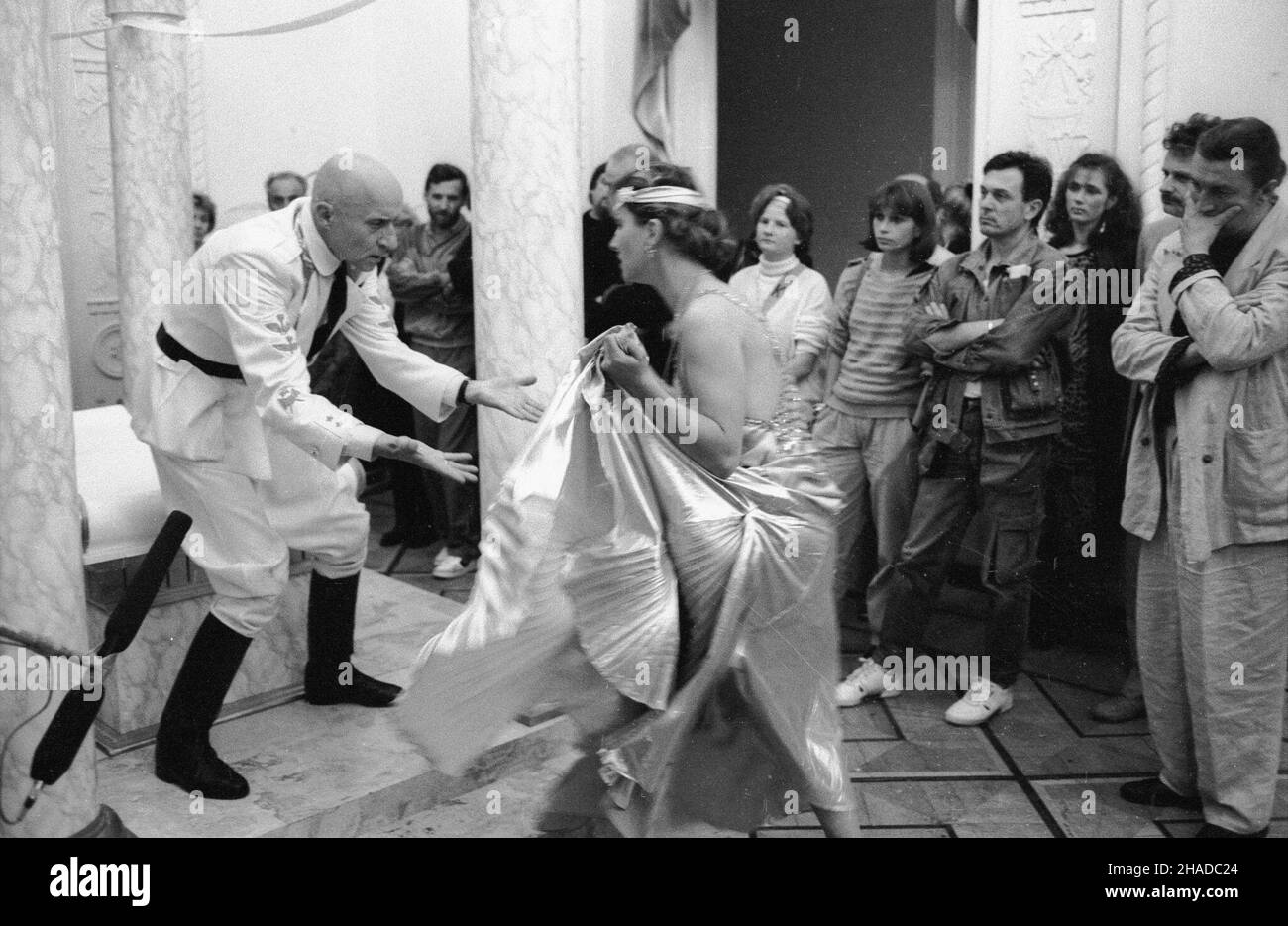 Warszawa, 07.09.1990. Aleksandra Kisielewska i Marek Walczewski w „Tamarze” w re¿yserii Macieja Wojtyszko. Akcja spektaklu rozgrywa siê równoczeœnie w ró¿nych salach, a widzowie przemieszczaj¹ siê pod¹¿¹j¹c za wybranymi postaciami sztuki. Obserwuj¹ rozwój wydarzeñ tylko w tych fragmentach, w których uczestnicz¹ ich bohaterowie. (ptr) PAP/CAF/Andrzej Rybczyñski     Warsaw, 07.09.1990. Polish actors Aleksandra Kisielewska (R) and Marek Walczewski (L) perform during a play entitled 'Tamara' directed by Maciej Wojtyszko. Action of the play takes place simultaneously in different rooms, and viewers Stock Photo